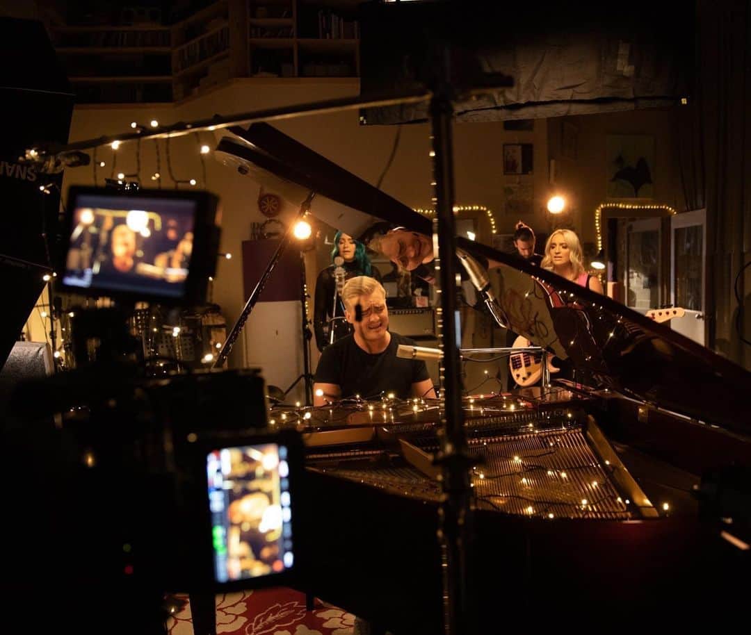 シェパードのインスタグラム：「We're so grateful for all the crew members who donated their time and equipment to help make this video clip possible in such a short amount of time. Truly beautiful to see how Australia is banding together to help anyway they can. Phoenix drops tomorrow with a gorgeous looking video clip, so check it out and give generously.」