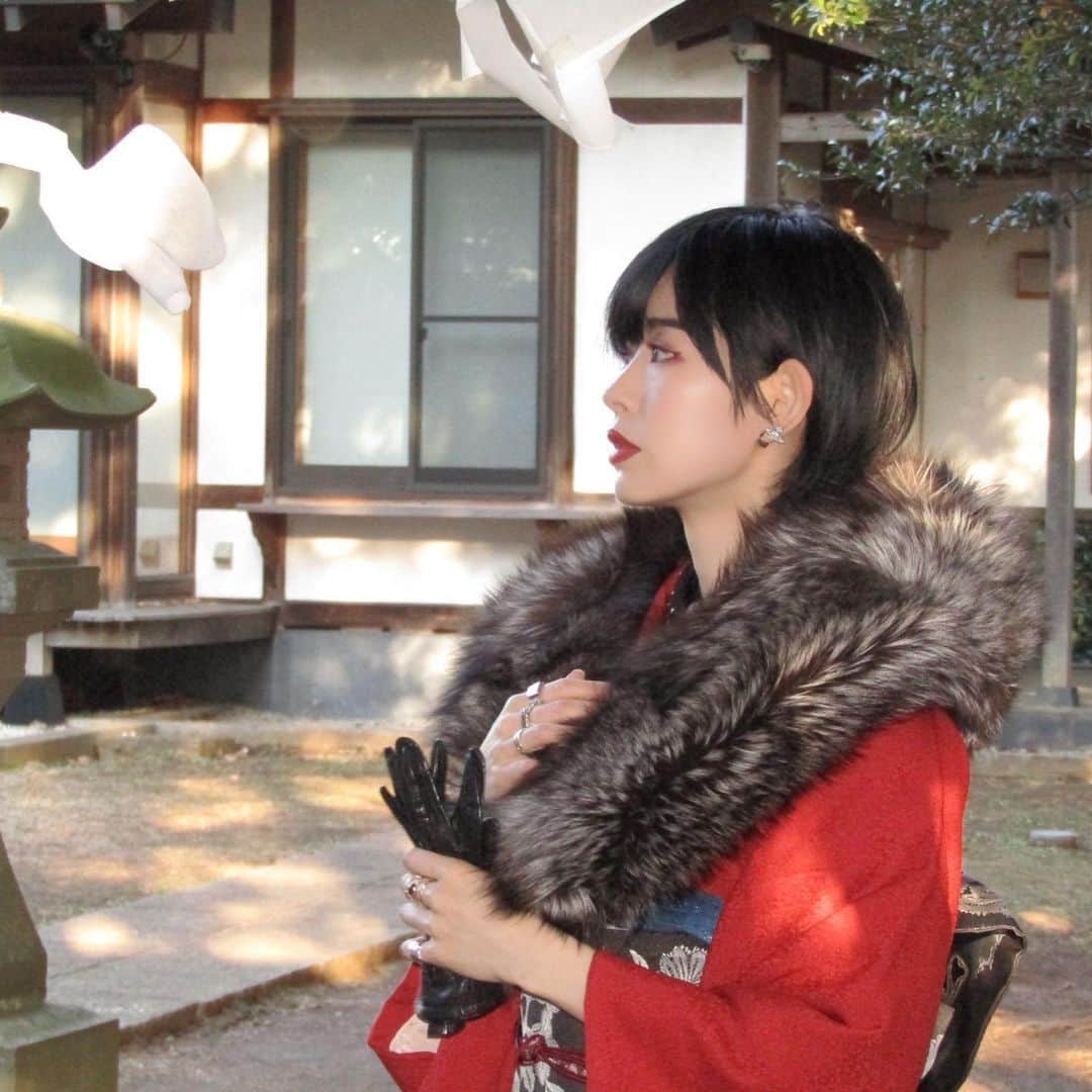 南向いずみさんのインスタグラム写真 - (南向いずみInstagram)「着物は母のもの。グローブは祖母のもの。 大切な人のものを身につけると心が暖かくてピシッとするね。  #japanesekimono #kimono #kimonostyle #japanesegirl #着物 #モダン着物」1月23日 15時51分 - itsme_izumi