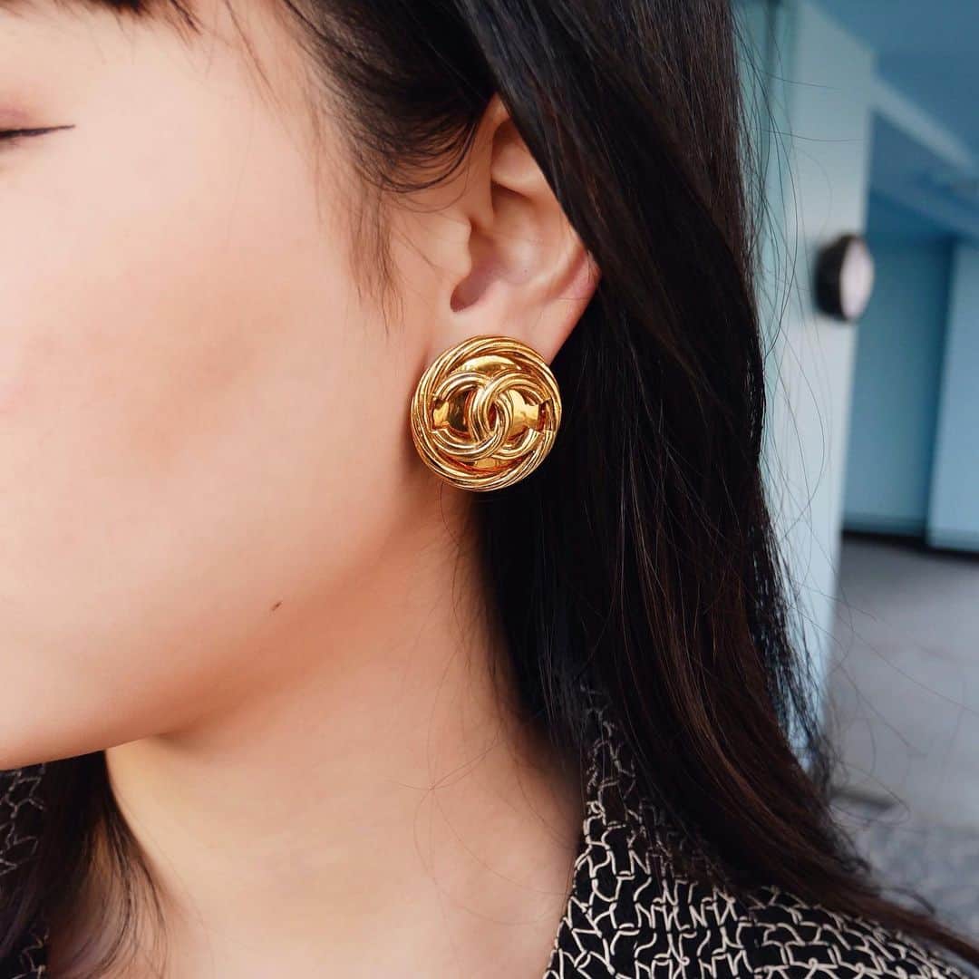 Vintage Brand Boutique AMOREさんのインスタグラム写真 - (Vintage Brand Boutique AMOREInstagram)「Vintage Chanel round clip-on earrings from 93P ▶︎Free Shipping Worldwide✈️ ≫≫≫ DM for more information 📩 info@amorevintagetokyo.com #AMOREvintage #AMORETOKYO #tokyo #Omotesando #Aoyama #harajuku #vintage #vintageshop #ヴィンテージ #ヴィンテージショップ #アモーレ #アモーレトーキョー #表参道 #青山 #原宿#東京 #chanel #chanelvintage #vintagechanel #ヴィンテージ #シャネル #ヴィンテージシャネル」1月23日 15時55分 - amore_tokyo