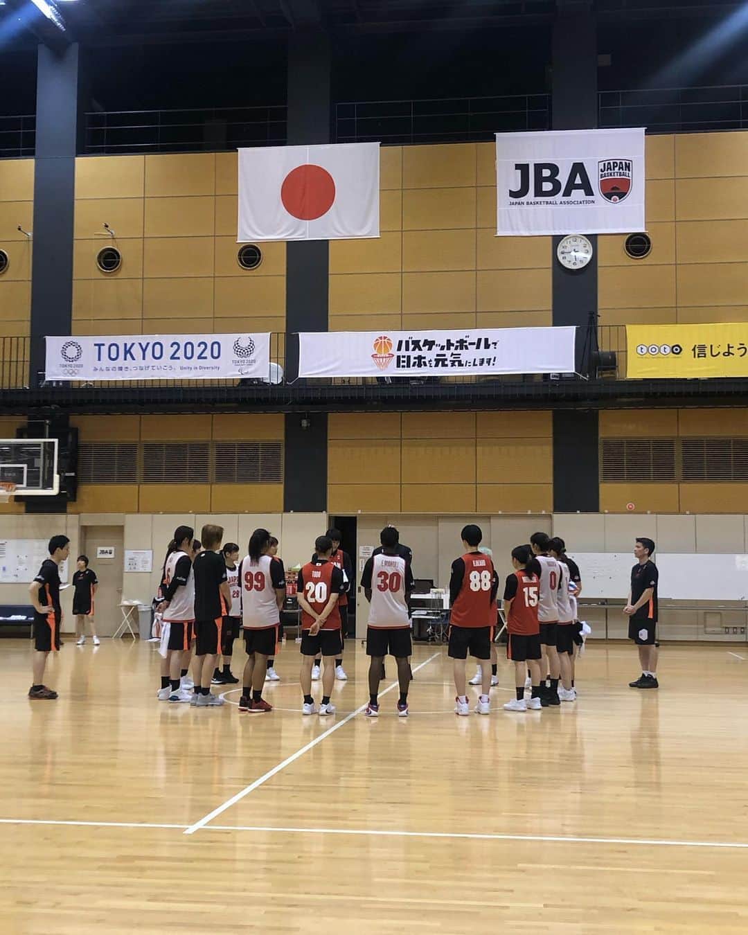 宮司愛海さんのインスタグラム写真 - (宮司愛海Instagram)「昨日はバスケ女子日本代表の取材へ！ 来月頭から始まるオリンピック最終予選(OQT)に向け、新しく招集された選手も含め、基本から丁寧に確認しつつ練習していました。 このOQT、日本はベルギー・カナダら強豪と同じ組で、特にカナダはアメリカの大学などでプレー経験のある有力選手が揃う国。 しかしそんな話をしている中の、渡嘉敷選手の「私がいますから！」と話す笑顔に頼もしさを感じました✨ すでに東京オリンピックの出場権をもつ日本にとって世界とどれだけ戦えるかを試す場でもあります。 ぜひオリンピックに向け勢い付くような試合を期待したいですね🙌 . また、今回の合宿で、出産を経て1年半ぶりに代表に復帰した大﨑佑圭選手。 お子さんの預け先や練習先など様々な困難を乗り越え「女性アスリートの道をつくっていきたい」と話すその表情が本当に充実感たっぷりでした。なかなか直線でキャリアを考えづらい女性にとって、その姿や想いは本当に励みになります。私自身も感じることがたくさんありました。 . 新しい力と、経験。 この二つがうまく融合した時きっとすごいチームが生まれるのだろうと感じた取材でした☺︎ . #渡嘉敷来夢　選手 #実は同い年 #1991年生まれ #陰ながらずっとファンです #変顔でという指示 #守れませんでしたごめんなさい #照れが勝った」1月23日 15時58分 - manami_miyaji