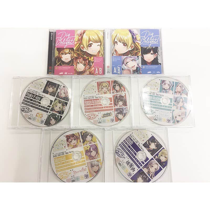 三村遙佳さんのインスタグラム写真 - (三村遙佳Instagram)「． #D4DJ 初のシングル💿﻿ 1月29日(水)発売 ‼️﻿ D4DJ Departure Disc﻿ 「Dig Delight!」💿﻿ ﻿ 発売まであと６日です〜🌟﻿ ．  そして、1/31(金)に開催される 「D4DJ D4 FES. -Departure-」 @東京ドームシティホール まであと８日〜🌟 ． チケットは完売していますが 全国の映画館22カ所🎦で上映されるので ライブビューイングでも一緒に盛り上がりましょう！  只今、ライブビューイングの 一般販売が開始しました！✨ ﻿ ．  アー写も公開されましたね！✨﻿ みんなからの反応がすごく嬉しいです🐰🎀﻿ ﻿ #大鳴門むに ちゃんの衣装とっても可愛くて﻿ 衣装を着たらテンションが上がります〜😭﻿ かわいい…😭❤️﻿ ﻿ そして！一足先にCDをGETしました💿﻿ これからユニットの特典映像を見るところ👀﻿ 楽しみだぁーー♪﻿ ﻿ みんなもCDゲットしてね😍💗﻿ ﻿ #D4DJ #ハピアラ　#大鳴門むに　#可愛い　#ツインテール　#りぼん　#アニメ　#ゲーム　#DJ #キャラクター　#ロリ　#ピンク　#うさぎ」1月23日 15時58分 - mimuraharuka_1027
