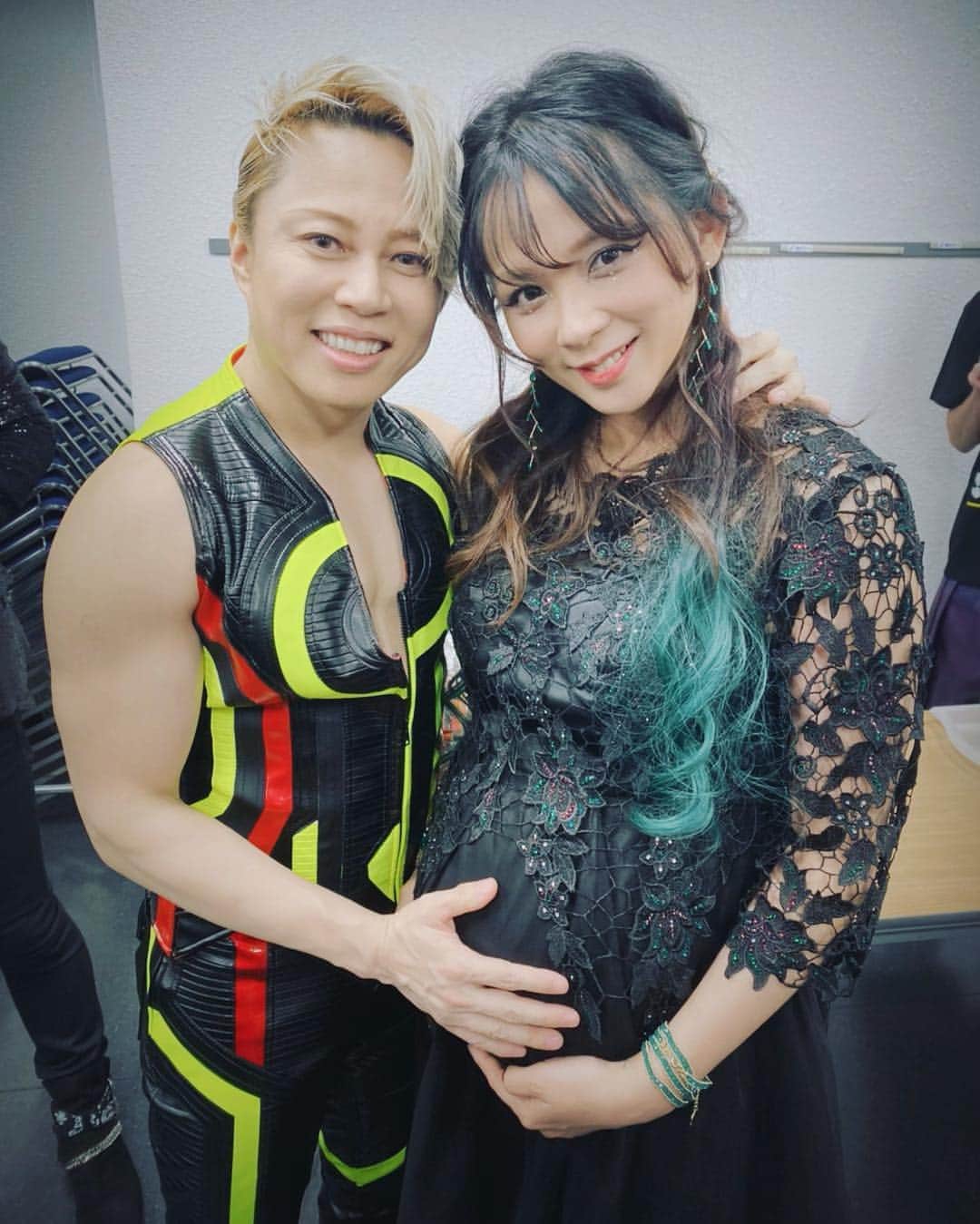 のインスタグラム：「昨日の超英雄祭in横浜アリーナへお越しいただきありがとうございました🙏  8ヶ月のお腹でも無事にステージを終える事ができました✨  そして横浜アリーナの景色はとっても綺麗で お腹の中の娘との初舞台はとても素晴らしい経験となりました。  皆様の熱い声援のおかげです。 ありがとう✨  そしてキャスト様、アーティスト様、スタッフ様皆さんが、妊婦の私をとても励ましてくださりました。  楽屋には横になれるようにとベッドを用意してくださったり、出演者の方々は無事に産まれますようにとお腹をさすってくださったり…✨ 記念に写真をお願いしたら皆さん快く撮ってくださったので、少しづつアップさせていただきます！  まずは私が学生の頃から大大大ファンな西川貴教様✨  みーちゃん(misono)が一番最初ににそんな私のためにサプライズで合わせてくれたのをきっかけに、その後西川さんの番組に出させていただいたりと暫くぶりに再会させていただきました！  そんな西川さんはお腹の大きくなった私を見てとても気さくに、そして沢山の言葉をかけてくださり、娘の為にパワーをいただきました😭🙏 小学校の卒業アルバムには西川さんの子供を10人産む！と殴り書きしていた私は 西川さんの子ではないですが(笑)こうしてお腹をタッチしていただきエールをいただけました😂🙏 憧れのアーティストに励ましていただけるなんて幸せです。  今季の仮面ライダーゼロワンの主題歌を歌っている西川貴教さん。 相変わらずとてもかっこよく最高な歌声で 横浜アリーナを沸かせていました！  そんなステージにご一緒出来て光栄でした✨  ありがとうございました🙏  #超英雄祭2020 #横浜アリーナ #仮面ライダーゼロワン #仮面ライダーW #西川貴教 #上木彩矢 #お腹タッチ写真 #赤ちゃん #憧れのアーティスト #いつまでも変わらず神 #夢は願えば叶う」