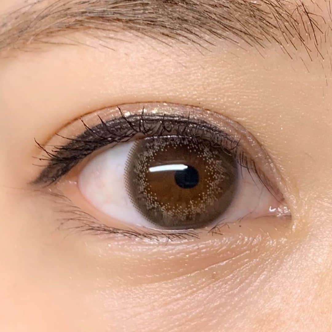 Mew contactさんのインスタグラム写真 - (Mew contactInstagram)「アンヴィ﻿ クラシックアンバー ﻿ ﻿ 梨花イメモカラコン❤﻿ 今回は「クラシックアンバー」をレポ☝﻿ ﻿ 【スペック】﻿ DIA14.0mm/着色直径13.0mm﻿ ﻿ 【デザイン】﻿ 琥珀カラーのくすみ系ブラウンカラコン。﻿ 明るめなブラウンだけど落ち着きがあって◎﻿ アクセントのドットはわかりやすい大きさ💕﻿ ﻿ 【実際に装着】﻿ 思ったよりダークトーンに発色😊♡！﻿ アクセントが粒々して見えて立体感◎！💓﻿ サイズは小さめで裸眼より少し大きいくらい★﻿ ﻿ 【全体の雰囲気】﻿ アンバーカラーの瞳で垢ぬけた印象✨﻿ 絶妙な色でおしゃれさUPが叶います◎﻿ 洗練された印象に仕上がります❤﻿ ﻿ ----------------------------﻿ 詳細はプロフィールから！﻿ URLをチェックしてね🔍﻿ ----------------------------﻿ ﻿ #梨花 #カラコン #カラーコンタクト #カラコンレポ #カラコン着画 #カラコン通販 #カラコンレビュー #mewcontact #ミューコンタクト #モデル #メイク #ナチュラルカラコン #colorcontacts #카라콘 #カラコン動画 #カラコンメイク #컬러렌즈 #カラコン紹介 #컬러콘택트렌즈 #coloredcontactlenses #可愛い #モテコスメ #coloredcontacts #カラコン専門店 #アンバー #アンヴィ #カラコンまとめ #ナチュラルメイク #カラコン大好き #サロンモデル」1月23日 16時05分 - mewcontact