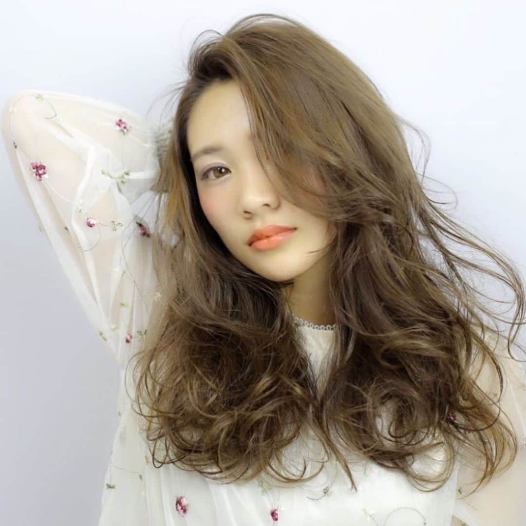 Mew contactさんのインスタグラム写真 - (Mew contactInstagram)「アンヴィ﻿ クラシックアンバー ﻿ ﻿ 梨花イメモカラコン❤﻿ 今回は「クラシックアンバー」をレポ☝﻿ ﻿ 【スペック】﻿ DIA14.0mm/着色直径13.0mm﻿ ﻿ 【デザイン】﻿ 琥珀カラーのくすみ系ブラウンカラコン。﻿ 明るめなブラウンだけど落ち着きがあって◎﻿ アクセントのドットはわかりやすい大きさ💕﻿ ﻿ 【実際に装着】﻿ 思ったよりダークトーンに発色😊♡！﻿ アクセントが粒々して見えて立体感◎！💓﻿ サイズは小さめで裸眼より少し大きいくらい★﻿ ﻿ 【全体の雰囲気】﻿ アンバーカラーの瞳で垢ぬけた印象✨﻿ 絶妙な色でおしゃれさUPが叶います◎﻿ 洗練された印象に仕上がります❤﻿ ﻿ ----------------------------﻿ 詳細はプロフィールから！﻿ URLをチェックしてね🔍﻿ ----------------------------﻿ ﻿ #梨花 #カラコン #カラーコンタクト #カラコンレポ #カラコン着画 #カラコン通販 #カラコンレビュー #mewcontact #ミューコンタクト #モデル #メイク #ナチュラルカラコン #colorcontacts #카라콘 #カラコン動画 #カラコンメイク #컬러렌즈 #カラコン紹介 #컬러콘택트렌즈 #coloredcontactlenses #可愛い #モテコスメ #coloredcontacts #カラコン専門店 #アンバー #アンヴィ #カラコンまとめ #ナチュラルメイク #カラコン大好き #サロンモデル」1月23日 16時05分 - mewcontact
