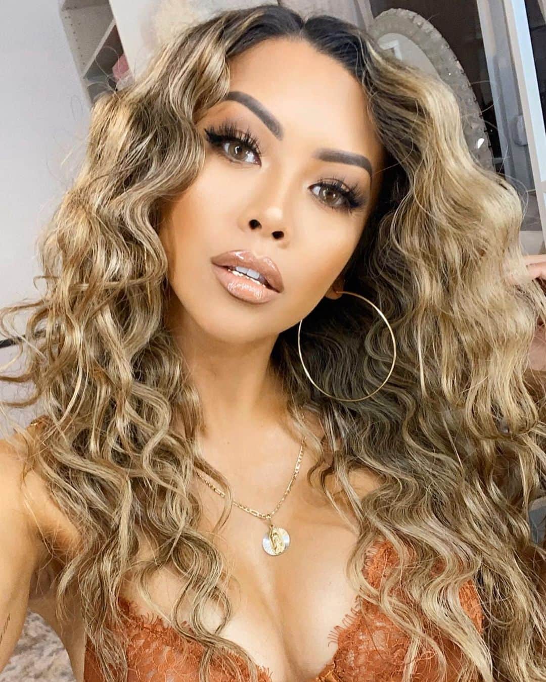 リアン Vのインスタグラム：「Who else loves warm tones? 🧡 (Swipe left) Posting a new YouTube video today on this glam! 💄」