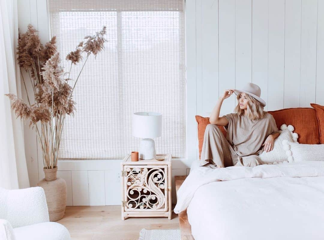 Cara Van Brocklinさんのインスタグラム写真 - (Cara Van BrocklinInstagram)「A little peak at what we shot yesterday! All I wanted was our bedroom to feel calm and relaxing, and I am so happy with how it turned out...I can’t wait to show you the rest of the pics! #caralorenhome」1月24日 3時05分 - caraloren