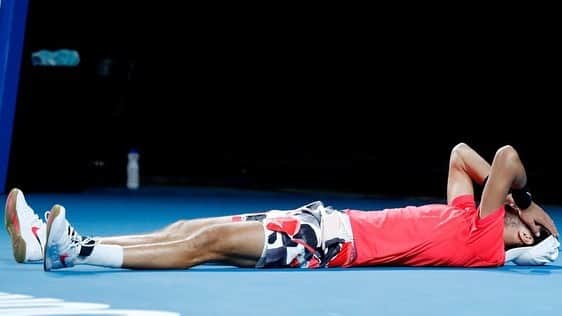 カレン・ハチャノフのインスタグラム：「The start of #AO2020 was not easy for me — two hard and intensive victories. Perhaps I am not showing my best tennis at the moment. But! I can honestly say that I always fight till the end and I leave everything on the court.  Thank you so much for support to all my fans! R3🔜 🎾🎾🎾 Старт на #AusOpen непростой — две тяжелые и энергозатратные победы. Сейчас я не показываю желаемой игры, не всегда получается воплотить все задуманное. Но. Я всегда бьюсь до конца, оставляю на корте все силы. Спасибо за поддержку всем, кто искренне за меня болеет и переживает! R3🔜 @australianopen」
