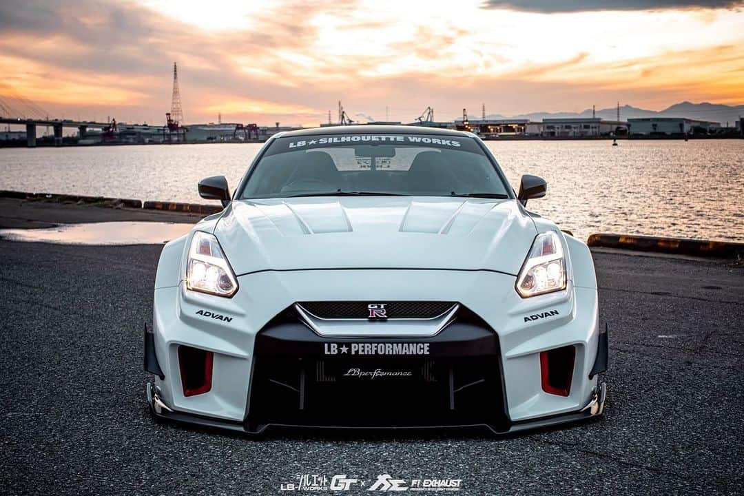 Wataru Katoさんのインスタグラム写真 - (Wataru KatoInstagram)「Libertywalk自由に歩く！！！ LB★シルエットWORKS GTR R35🙂  @libertywalkkato  @hirosta92  #libertywalk#nissan#nissangtr#gtr35#tokyoautosalon#lbworks#goodwoodfos#supercar#antisocialsocialclub #lb97#airrex#fiexhaust #essenmotorshow#semashow#bride#yokohamatire#japan#2020年」1月24日 1時38分 - libertywalkkato