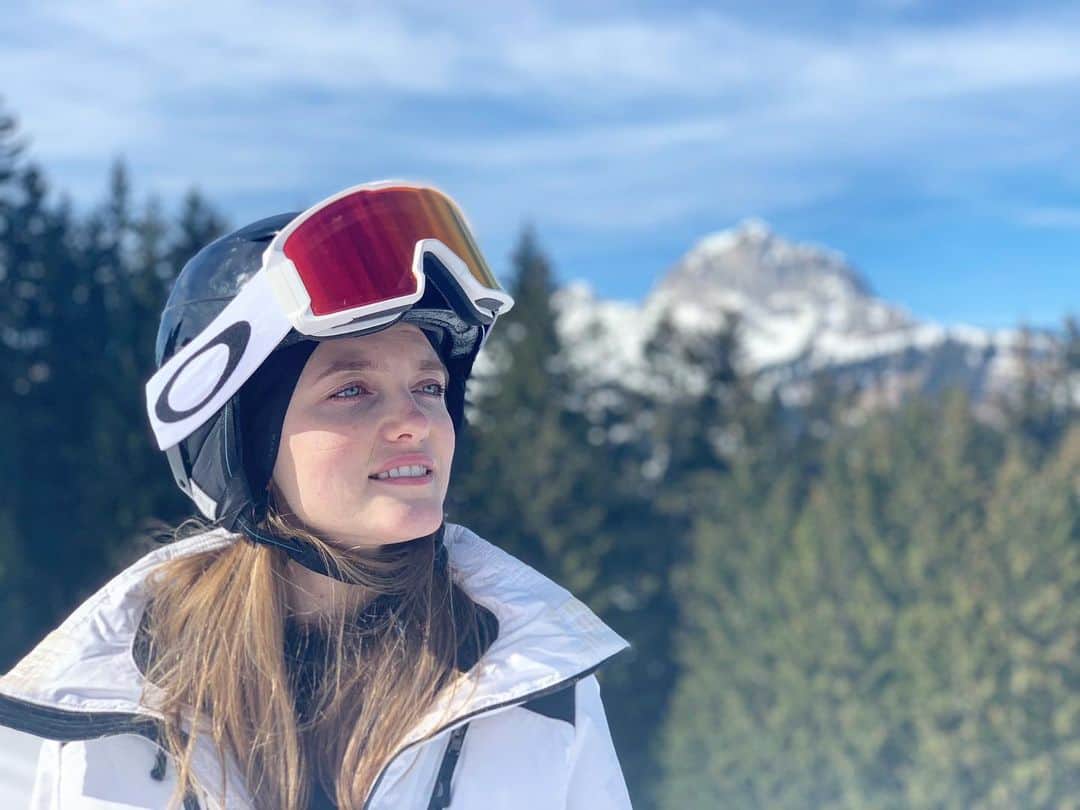 ヴラダ・ロスリャコヴァのインスタグラム：「When you wearing a mask and helmet, please tell me how long does it take for a mark from it to disappear? The last time I skied it imprinted on my forehead for about 4 hours afterward.」