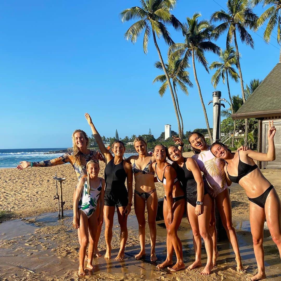 Bethany Hamiltonのインスタグラム：「So happy 😃🤗😊 to be hanging with the @ripcurl_women as we “Take on Hawaii” this week!!! To watch us and to win a year supply of 👙 bikinis 👙check out the @ripcurl_women page- link in their bio! #mybikini」