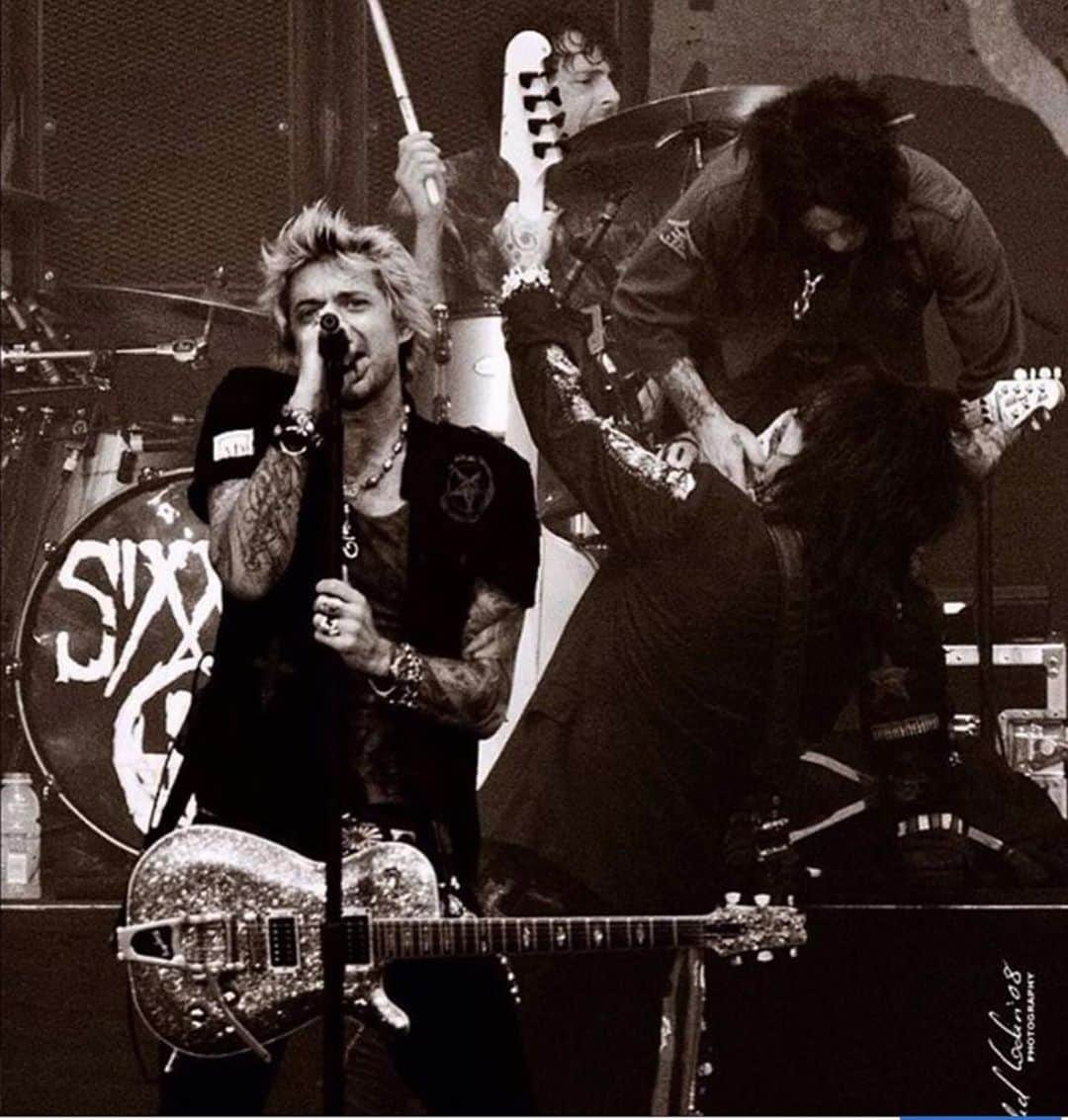 SIXX:A.M.さんのインスタグラム写真 - (SIXX:A.M.Instagram)「SixxAM #CRUEFEST #MolsonAmphitheatre  #sixxam #djashba #jamesmichael #nikkisixx  Photo © Walid Lodin Photography」1月24日 1時59分 - sixxam