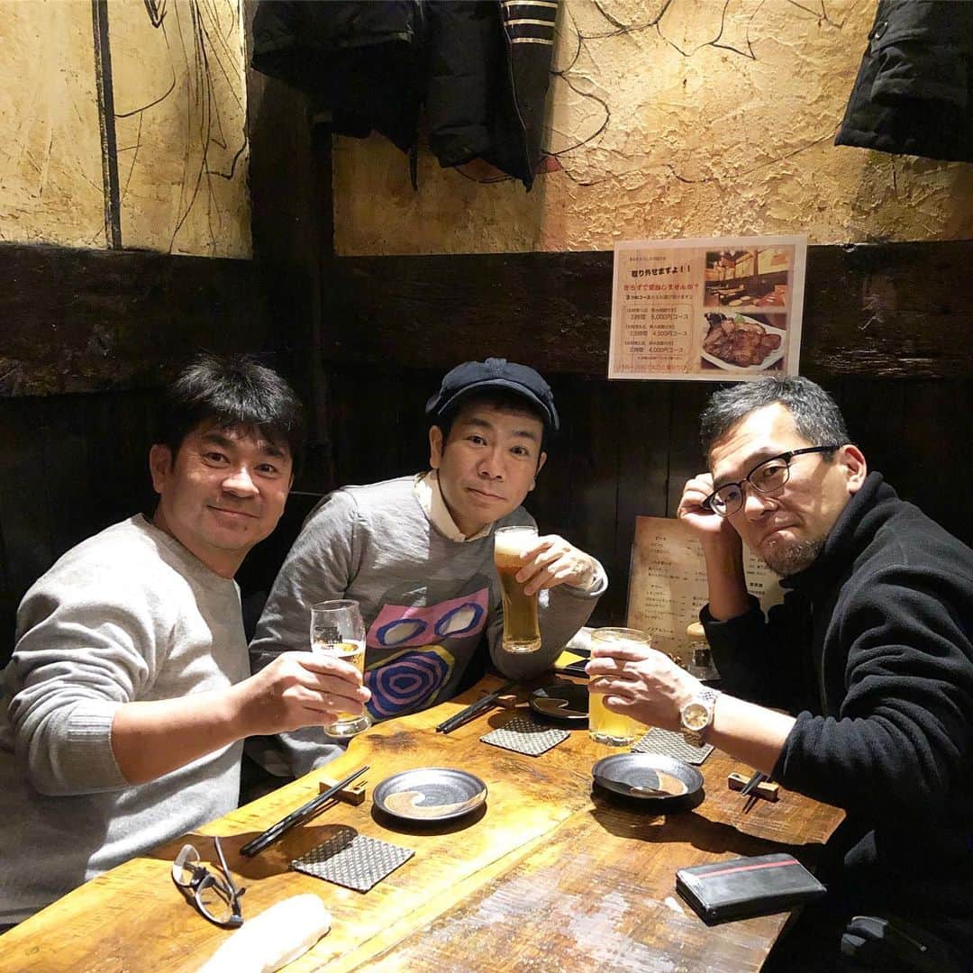 乾雅人のインスタグラム：「年に一度だけ集まる「ちっさいおっさんの会」俳優・脚本家 マギーさん、VS嵐・ゲームセンターCX 菅さんと。 めちゃめちゃ深い、ひどくくだらない、大声で笑い過ぎの話を延々と。 みんな優しくて、ちゃんと仕事してて、愚痴も言わず、正しいおっさん達。 今年、三人でなんかやろうと…やらんかもしらん。」