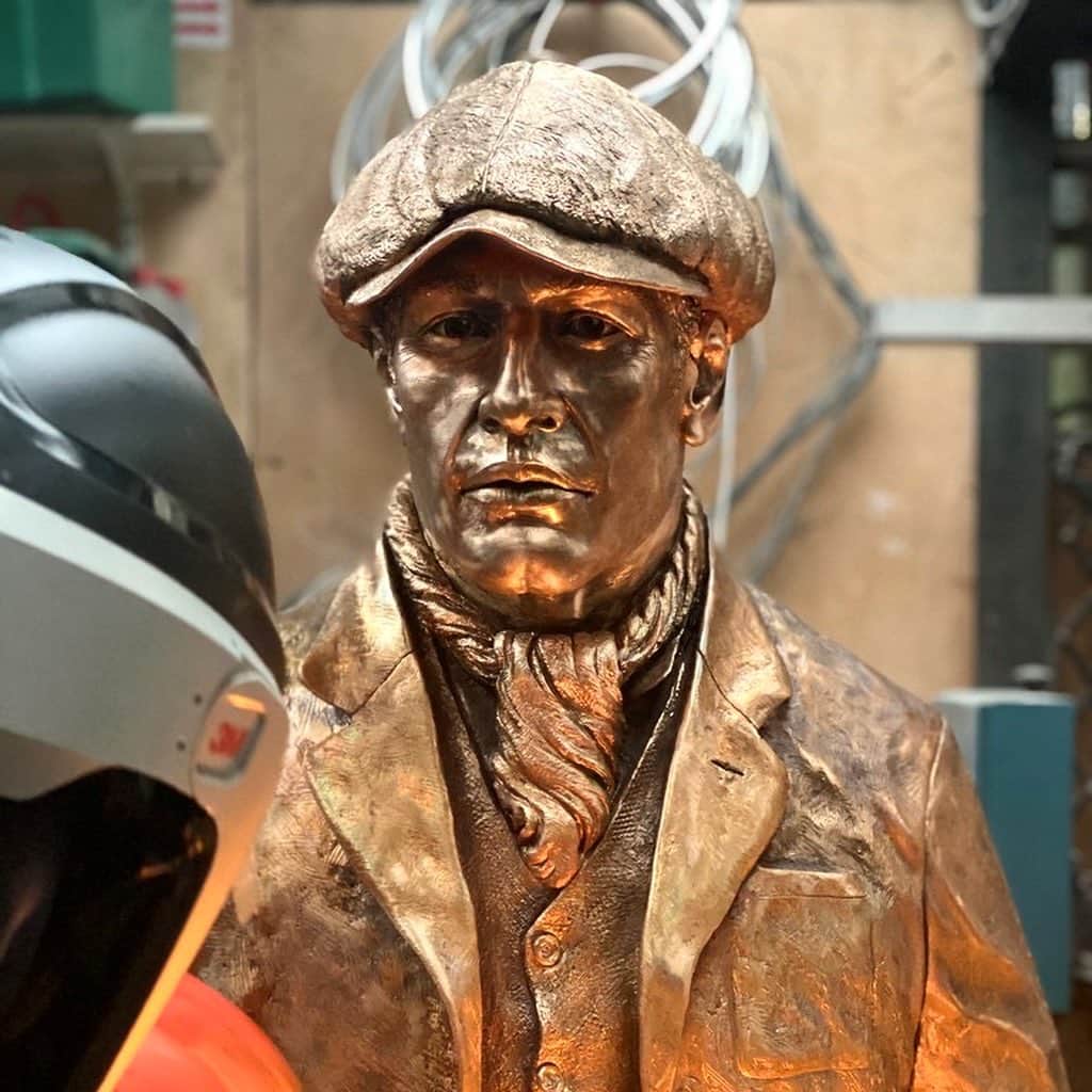 3M（スリーエム）さんのインスタグラム写真 - (3M（スリーエム）Instagram)「For foundry-man and artist @stevewinterburn, an art piece like "Miners" couldn't be completed without the help of @3msafety products. Swipe to see Steve's finished project where he used @3MSpeedglas 9100 FX Welding Helmet and 3M™ Versaflo™ Respiratory M-Series headtop with 3M™ Versaflo™ Powered Air Turbo. Check out his account to see more photos.  #foundry #art #sculpture #welding #PPE #speedglas」1月24日 1時59分 - 3m