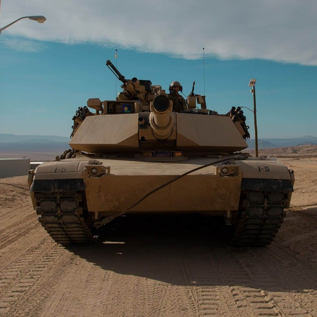 アメリカ海兵隊さんのインスタグラム写真 - (アメリカ海兵隊Instagram)「You Have The Right Of Way... An M1A2 Abrams Tank with 1st Tank Battalion, @1stmardiv sits in a defensive position during urban lane training at @thecombatcenter  during an Integrated Training Exercise 2-20, a challenging, realistic environment that produces combat-ready forces. (U.S. Marine Corps photo by Lance Cpl. Christy Yost)  #Military #Marines #USMC #Tank #Training」1月24日 2時00分 - marines