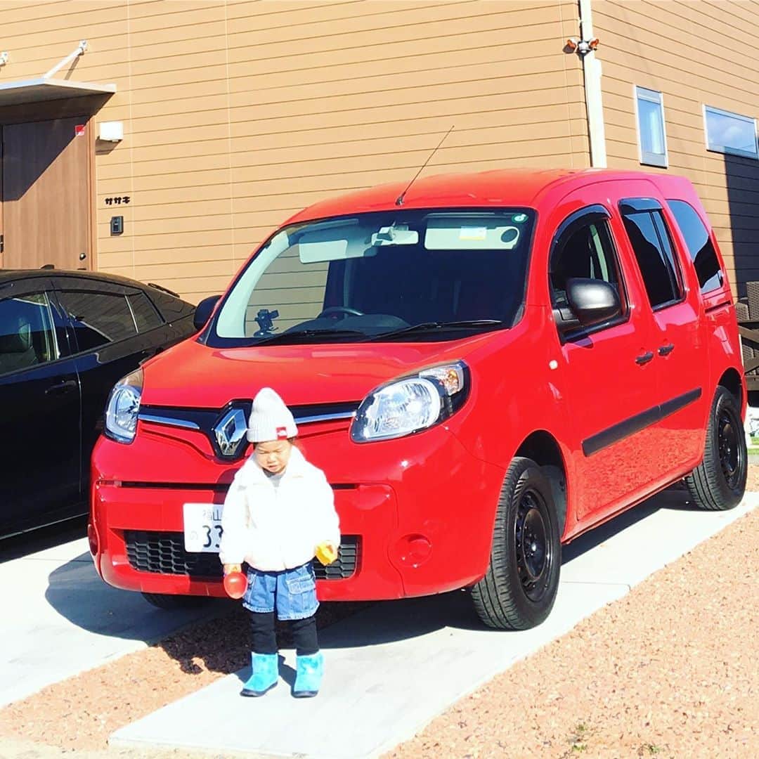 のインスタグラム：「カングー 🚗☁️ #赤 #red #kangoo #ルノー #カングー」