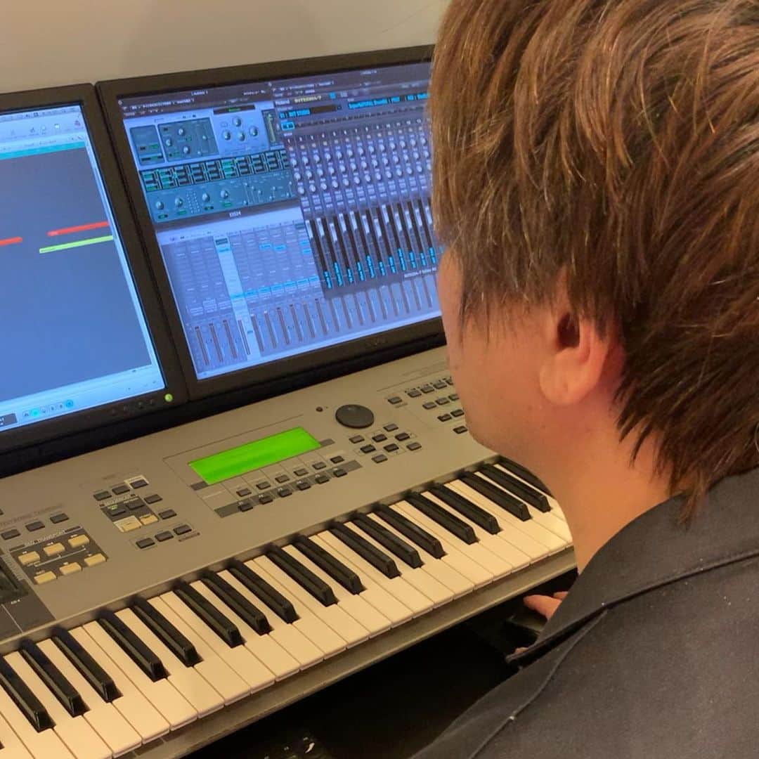 愛内里菜のインスタグラム：「作曲中にTikTokお願いした私🙏😂﻿ ﻿ 膨大な作業の中、引き受けてくれた﻿ 石井くんの男気に感謝🙏🙏🙏﻿ ﻿ 中断して小物の買い出しにも﻿ 一緒に行ってくれてありがとうございます‼️﻿ ﻿ そして新曲も完成させてくれました🤗﻿ ﻿ ﻿ ２枚目の写真は﻿ 石井くんの努力の跡✨﻿ ﻿ 私たちナンテイク撮った？？😂﻿ ﻿ 決められた秒数におさめるのが﻿ めちゃ難しかったー🤭﻿ ﻿ ﻿ ✨活動20周年記念✨﻿ YouTube開始！チャンネル登録よろしくね😆﻿ 愛内里菜は「R」であ〜るチャンネル﻿ 「歌ってみた」﻿ https://youtu.be/N97mieWf2eg﻿ ﻿ 「解説編」﻿ https://youtu.be/v1RW058Oubs﻿ ﻿ ﻿ #歌ってみた﻿ #Cover﻿ #弾いてみた﻿ #カラオケ﻿ #ライブ﻿ #愛内里菜 改め#R として #歌手 再始動﻿ #垣内りか #垣内倶楽部 #バンド #バンド名 ﻿ #ライブハウス #ライブ #一体化 #絆 #盛り上がりたい #会いたい﻿ #感謝 #リスタート #アニバーサリー#20周年﻿ #YouTube﻿ #ユーチューバー﻿ @kentaroishii1981﻿」