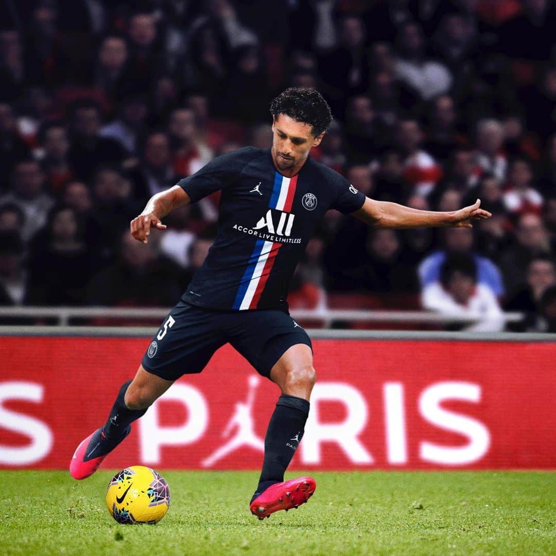 マルコス・アオアス・コレアのインスタグラム：「Notre 4ème maillot OMG 😍 #icicestparis #psg #jumpman」