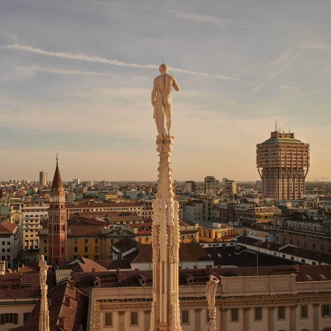 National Geographic Travelさんのインスタグラム写真 - (National Geographic TravelInstagram)「Photo by @chiaragoia | A pinnacle of the Milan Cathedral (Duomo) overlooks the south side of Milan, Italy. To the right is the famous building Torre Velasca, built in the late 1950s and now a landmark of the city.  Follow @chiaragoia for more images of Milan and other places. #milan #torrevelasca #duomo #pinnacles #italy」1月24日 2時06分 - natgeotravel