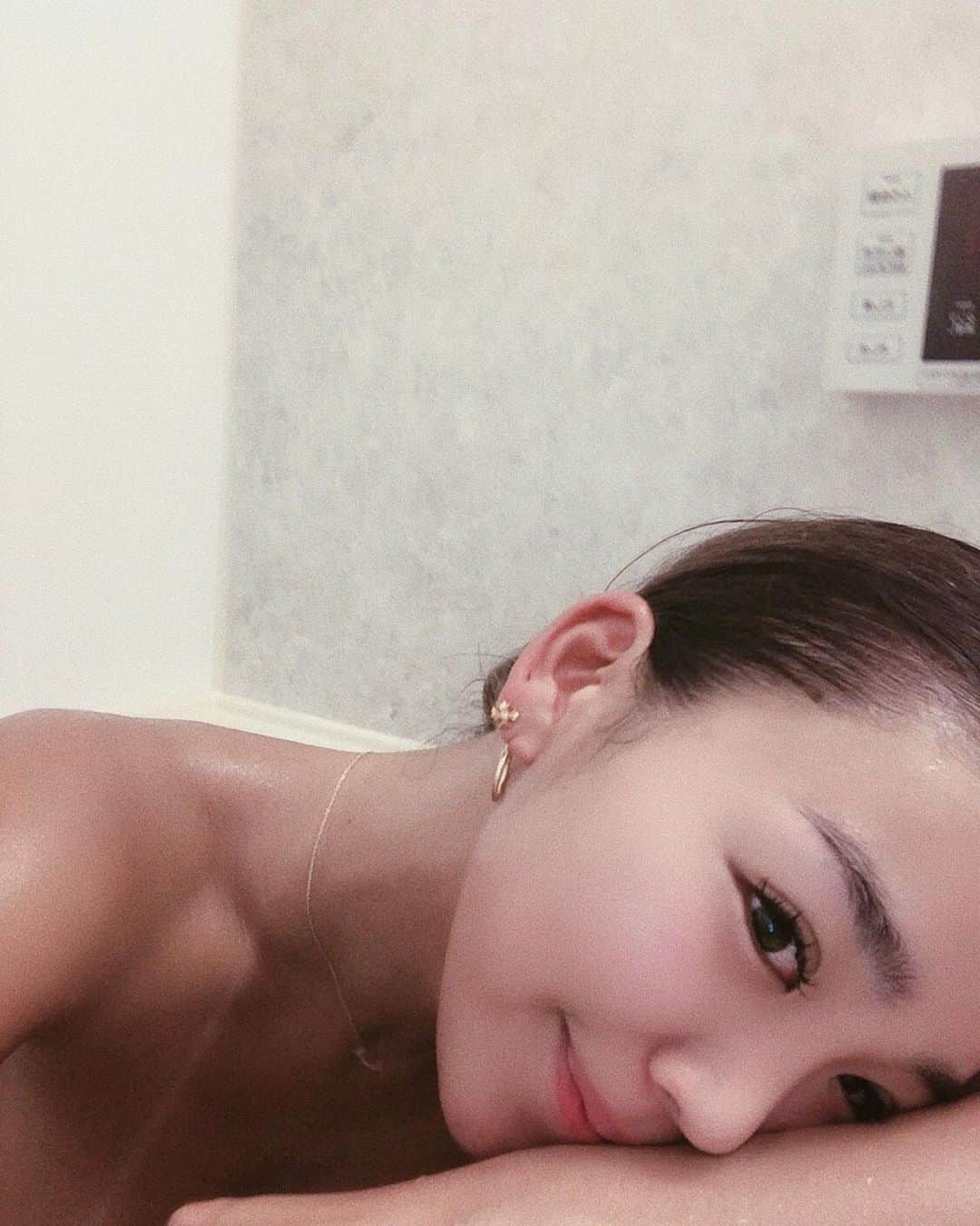 菅又菜摘（ナツ）さんのインスタグラム写真 - (菅又菜摘（ナツ）Instagram)「🛁 @tokyo_ace_clinic で フォトフェイシャルとケアシスしたよ✌🏾 直後からお肌もちもちゆでたまご🥚 ケアシスはイオン導入の20倍の浸透力があるから パック40回するよりも効果的なんだって🤭 今までは小顔施術にしか興味なかったんだけど もうすぐ30歳だしこれからはお肌にも気を遣うぞ🧏🏾‍♀️ @salon__ef__official でまつエクも アップラッシュしてデザイン変えたよ✌🏾 base 10mm / spike 11.12.13mm flare deep mix / curl d + up lash #beautyday #aceclinic #tokyo #shibuya #salonef #ef #eyelash #eyelashsalon #kogenatsu #焦げNATSU #こげなつ」1月24日 2時12分 - kogenatsu920