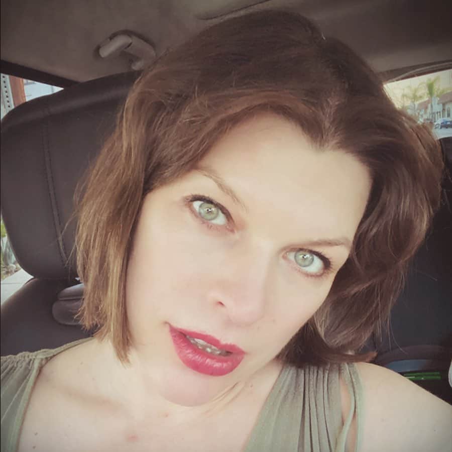 ミラ・ジョヴォヴィッチのインスタグラム：「Nothing like a bob to get a girl ready for delivery! This is going to be our 3rd child and I have to say, every single time I’ve been pregnant in the past, I’ve sort of lost myself in the process. I don’t know how many moms can relate, but it always feels like because of the extreme changes my body under goes in such a short space of time, I lose perspective of myself and don’t really know who I am and how I want to present myself to the world. My sense of style literally disappears because something I like looks good for a few weeks and then it doesn’t fit anymore and I have to figure something else out all over again. Now I’m not complaining mind you, I’ve always loved being pregnant, but it can be a bit difficult to feel good about yourself when you’re lacking confidence in your own decisions about the way you look. Of course finding some great pregnancy clothes is a must in my opinion, but a good haircut is a literal life changer. My girl @stizzyho did me right once again with this practical and easy style. It’s out of my face, easy to manage and will survive childbirth for some decent pictures afterwards😂. Anyway, the countdown has officially begun and if all goes well I’ve got 10 days till delivery!!😆I have to admit, I haven’t even packed my bag for the hospital yet which is not good, so this next week and change is about getting every last thing done before I go into a baby vortex. I just realized this is our last weekend before the new baby, so I need to take advantage of it!😱」