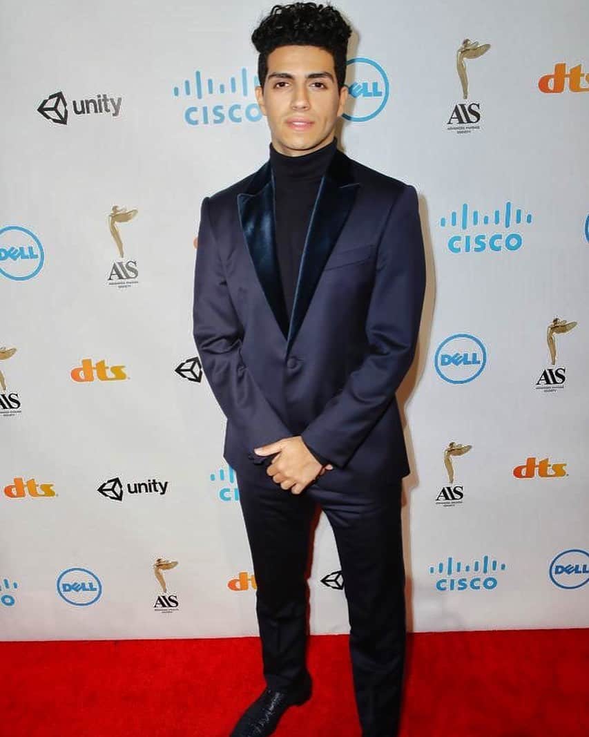 メナ・マスードのインスタグラム：「Aladdin wins Best Scene at the Lumières Awards for ‘Friend Like Me’. Thank you to the @advancedimagingsociety」