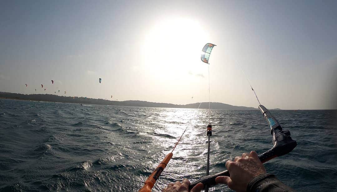 ロマン・グロージャンのインスタグラム：「Took a couple of days off to go and enjoy a passion of mine : Kitesurf South of France is so beautiful, you should come and visit it during the #frenchgp🇫🇷 #r8g #france #kitesurf #daysoff」