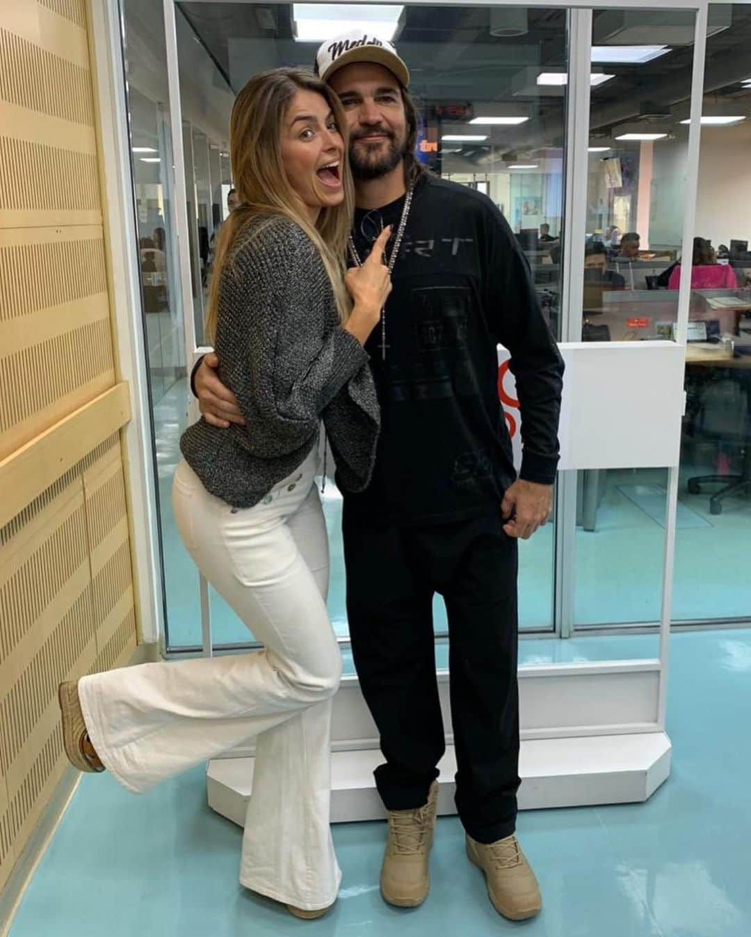 CRISSHURTADOさんのインスタグラム写真 - (CRISSHURTADOInstagram)「Gracias @juanes por tu sencillez, disposición y buena energía !!! Eres un ser humano hermoso! 💥💥💥Que se repita 💥💥💥」1月24日 2時24分 - crisshurtado