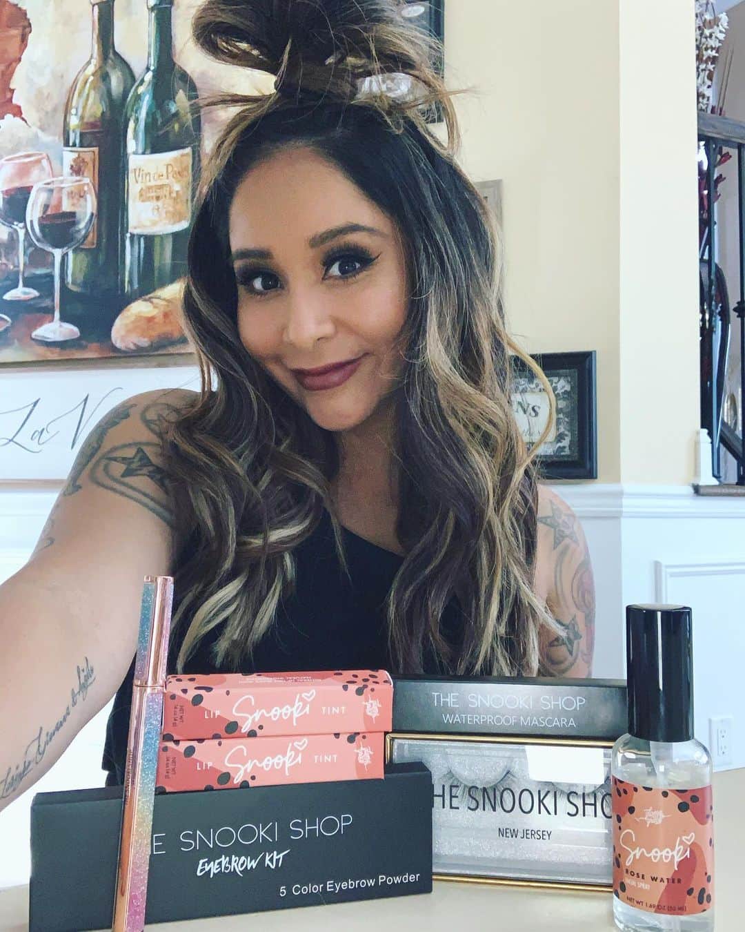 ニコール・ ポリッツィのインスタグラム：「MAWMA🖤🔥 Come over to @thesnookishop & try my fav products ,  you’re gonna like what you see #COMINGSOONONLINE」