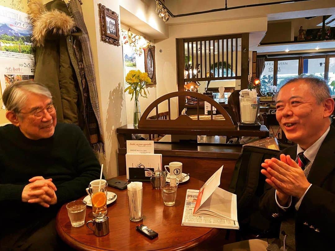 松本隆さんのインスタグラム写真 - (松本隆Instagram)「木馬で、神戸新聞のインタビュー。聞かれたことに答えるだけが、ぼくの流儀。でも連続3時間話しっぱなしで、疲れたが楽しかった。津谷記者も楽しそう。」1月24日 2時29分 - takashi_matsumoto_official