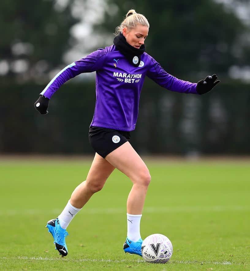 ジェンマ・ボナーのインスタグラム：「FA Cup Prep 💃🏼」