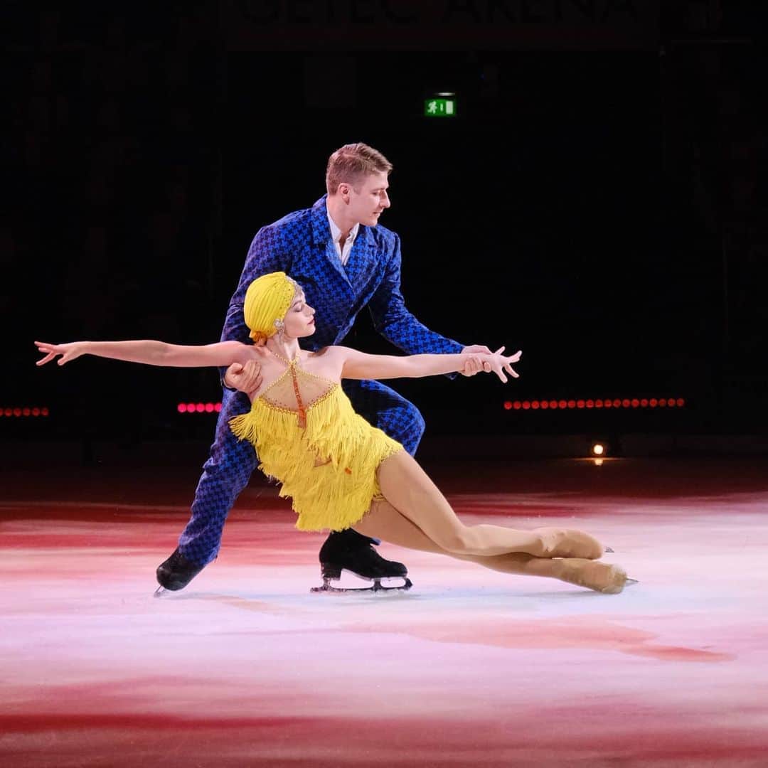 アレクセイ・ロゴノフのインスタグラム：「Great photos from @snodar  #фотоНодара Today we have an opening night in Erfurt! #holidayonice  Спасибо Нодару за клёвые фотки с @holidayoniceshows  Сегодня даем первое представление в красивейшем немецком городе Эрфурт! @rogonov_alex . . . #UstimkinaRogonov  #АлексейРогонов #germany #Supernova #atlantis #holidayonice  #showtime #disneyonice #artonice #magiconice #fantasyonice #dancingonice #somethingonice  #фигурноекатание  #figuresketing #inSkate」