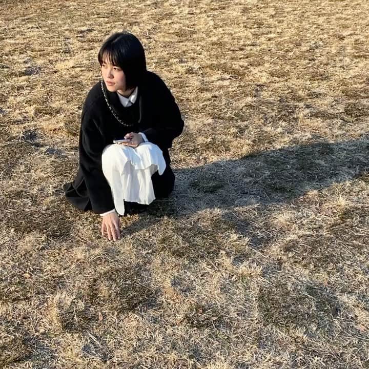 志田彩良のインスタグラム：「・ ことちゃん @kotorimry と 神社へお参りに行って 公園でお散歩した日。 この日はお天気にも恵まれて 最高のお散歩日和でした☀️ ・ ・ 今夜は「ゆるキャン△」第3話放送です！是非✨ ※飯テロ注意です」