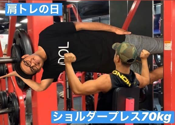 木尾陽平さんのインスタグラム写真 - (木尾陽平Instagram)「肩トレーニング【 ショルダープレス】重量:70kg。 高見くんの体重とほぼ同じ。つまりこう。 #お待たせしました #ヒガシ逢ウサカ #高見 #タカミープレス では、高見くんを持ってると思って最後の動画をご覧下さい。 #IDOLTシャツ #BiSH #清掃員#PEDRO  #増量期 #6月までに75kgに #現在68kg #高見とほぼ同じ  @bootyfitnessjpさんお世話になります！  #フィットネス#fitness#ジム#GYM #bootyfitnes  #トレーニング#筋トレ#インスタ映え#オシャレ」1月23日 17時57分 - ykio1113