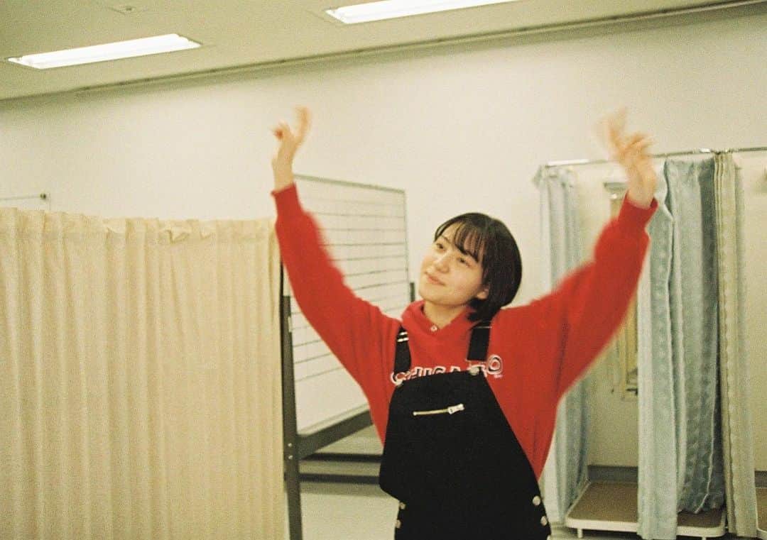 のインスタグラム：「安川こと金井美樹ちゃん(通称:カナミー) いつも明るく元気でキラキラした眼差しの中にとてつもない熱量がある真面目で優しくて、とても素敵で魅力たっぷりの、ゆるキャラ的な俳優さんです！  本日深夜0:56〜1:26から『エ・キ・ス・ト・ラ!!!』2話放送是非観てください！ #金井美樹」