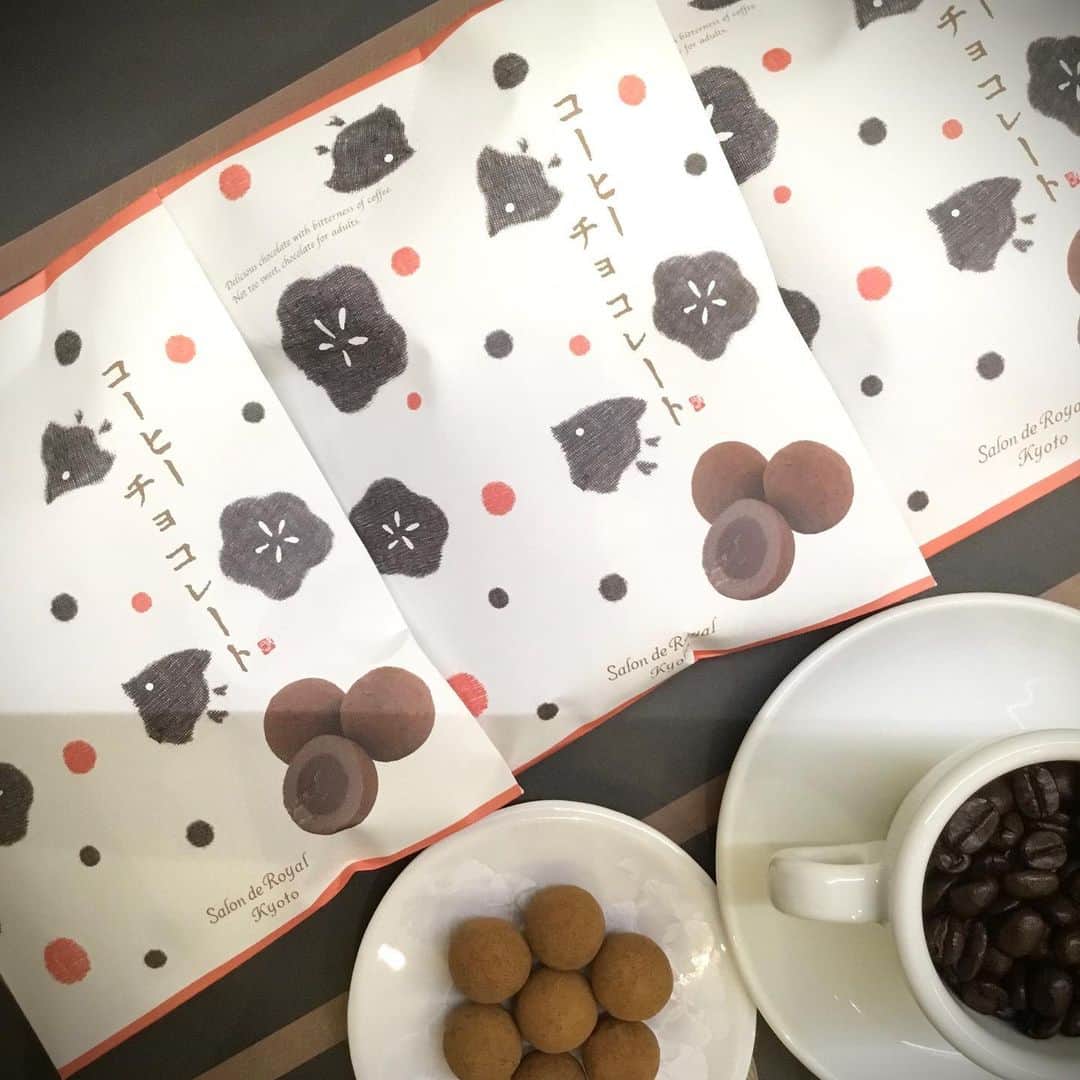 のインスタグラム：「皆さまこんにちは🌂 サロンドロワイヤル京都でございます。  本日は 『コーヒーチョコレート』 をご紹介いたします☕︎ ミルクチョコレートをモカコーヒーで 包み、コーヒーパウダーをまぶして仕上げております🍫 酸味・苦味などのバランスに優れたサントスコーヒーを 使用しており、まろやかながらもキレのある豊かな味わいが楽しめます✨ コーヒーの香りとチョコの味わいが織り成す美しくさは 男性はにも好評でございます☕️ お近くにお越しの際は是非お立ち寄り下さいませ♬ ◎喫茶閉鎖期間等のご案内◎ . 演奏のお休み期間:2020/2/1(土)〜2020／2／14（金）の14日間  喫茶スペース縮小期間: 2020/2/1（土）～2020/2/7（金）  喫茶閉鎖期間：2020/2/8（土）～2020/2/14（金）の7日間  2/15（土）11時より通常通り営業いたします。 . バレンタインの期間中は店内混雑が予想されるため、喫茶を閉鎖し物販のみの営業をいたします。 喫茶のクローズに伴い生ケーキの取り扱いもございません。 皆様にはご迷惑をお掛け致しますが、ご理解とご協力の程お願い申し上げます。 . .  #サロンドロワイヤル京都店 #salonderoyalkyoto#サロンドロワイヤル京都本店#サロンドロワイヤル#salonderoyal#日本#japan#京都#kyoto#京都スイーツ#ボンボンショコラ #チョコレート #チョコ #ショコラ #chocolate #chocolat #chocolatier#salonderoyal #コーヒーチョコレート#コーヒー」