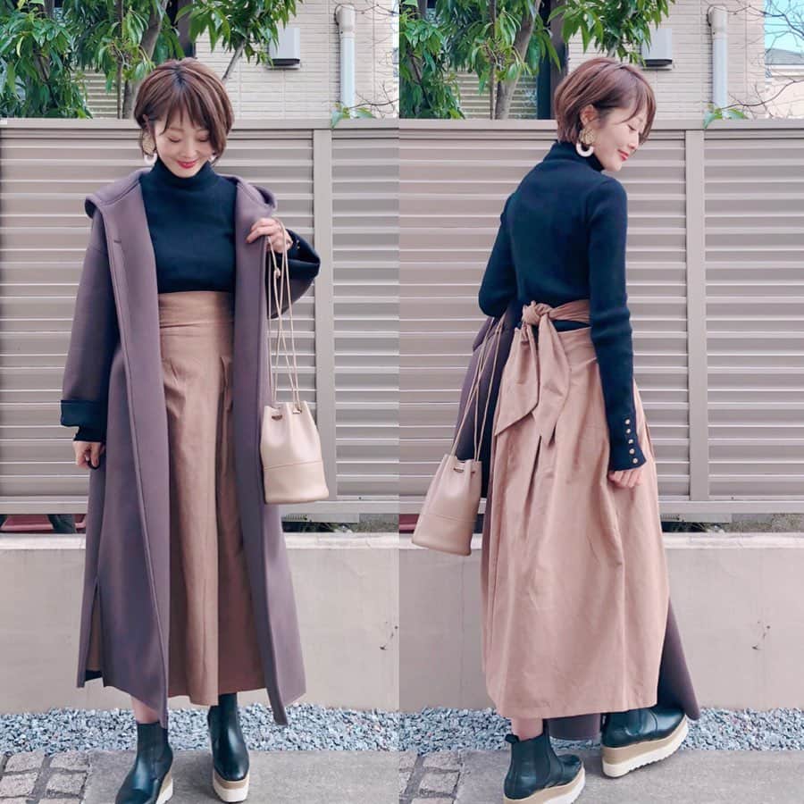 Kikuno Sayumiさんのインスタグラム写真 - (Kikuno SayumiInstagram)「〻back ribbon skirt〻 ・ ・ ・ 今日は寒いし雨だし、なんか眠過ぎてひたすらゴロゴロ。赤ちゃん👶とお昼寝、なんて最高なんだ💘 ・ コーデはいつかの ・ @futier_land のスカートはバックリボンが可愛い！長めの丈もいい感じ。薄めの生地だから寒い時はタイツはいたりしてオールシーズンいけそう👌 ・ ボンディングコートは @pichi__official の、これめっちゃお気に入り♡♡ ・ @a_trend_ld のバッグも持ち過ぎな😂ほんっとお気に入り。 ・ 時計は @nomonday_jp のもの。ブラウンのベルトって持ってなくて。大人っぽくてお気に入り✨文字盤の可愛さも◎ ・  クーポンコード 『sayum1225』 使用で10パーセントオフに なるから是非使ってね👌 ・ ピアスは @trrr.0703 のもの。ウッドビーズに丸いべっ甲のパーツがついてる。大ぶりで可愛い😆♡ ・ ・ ・ skirt▶ @futier_land outer▶ @pichi__official pierce▶ @trrr.0703 shoes▶ @donobanweb bag▶ @a_trend_ld ・ ・ ・ #ファッション#ママ#プチプラコーデ#大人カジュアル#ヘアアレンジ#大人可愛い#ジユジョ #lucrajp#シンプルコーデ#mamagirl#ママリ#ママリファッション#locari#お洒落さんと繋がりたい#ママコーデ#令和ベイビー#男の子ママ#リンクコーデ #産後ファッション#授乳コーデ #授乳ファッション #donoban #ドノバン#futierland #フューティアランド#nomonday#ノーマンデー#腕時計#時計#手元倶楽部」1月23日 18時00分 - sayumikikuno