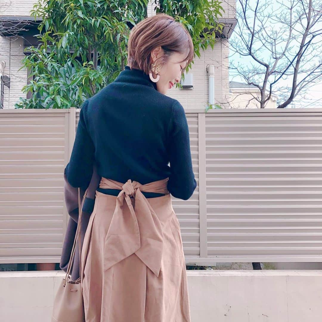 Kikuno Sayumiさんのインスタグラム写真 - (Kikuno SayumiInstagram)「〻back ribbon skirt〻 ・ ・ ・ 今日は寒いし雨だし、なんか眠過ぎてひたすらゴロゴロ。赤ちゃん👶とお昼寝、なんて最高なんだ💘 ・ コーデはいつかの ・ @futier_land のスカートはバックリボンが可愛い！長めの丈もいい感じ。薄めの生地だから寒い時はタイツはいたりしてオールシーズンいけそう👌 ・ ボンディングコートは @pichi__official の、これめっちゃお気に入り♡♡ ・ @a_trend_ld のバッグも持ち過ぎな😂ほんっとお気に入り。 ・ 時計は @nomonday_jp のもの。ブラウンのベルトって持ってなくて。大人っぽくてお気に入り✨文字盤の可愛さも◎ ・  クーポンコード 『sayum1225』 使用で10パーセントオフに なるから是非使ってね👌 ・ ピアスは @trrr.0703 のもの。ウッドビーズに丸いべっ甲のパーツがついてる。大ぶりで可愛い😆♡ ・ ・ ・ skirt▶ @futier_land outer▶ @pichi__official pierce▶ @trrr.0703 shoes▶ @donobanweb bag▶ @a_trend_ld ・ ・ ・ #ファッション#ママ#プチプラコーデ#大人カジュアル#ヘアアレンジ#大人可愛い#ジユジョ #lucrajp#シンプルコーデ#mamagirl#ママリ#ママリファッション#locari#お洒落さんと繋がりたい#ママコーデ#令和ベイビー#男の子ママ#リンクコーデ #産後ファッション#授乳コーデ #授乳ファッション #donoban #ドノバン#futierland #フューティアランド#nomonday#ノーマンデー#腕時計#時計#手元倶楽部」1月23日 18時00分 - sayumikikuno