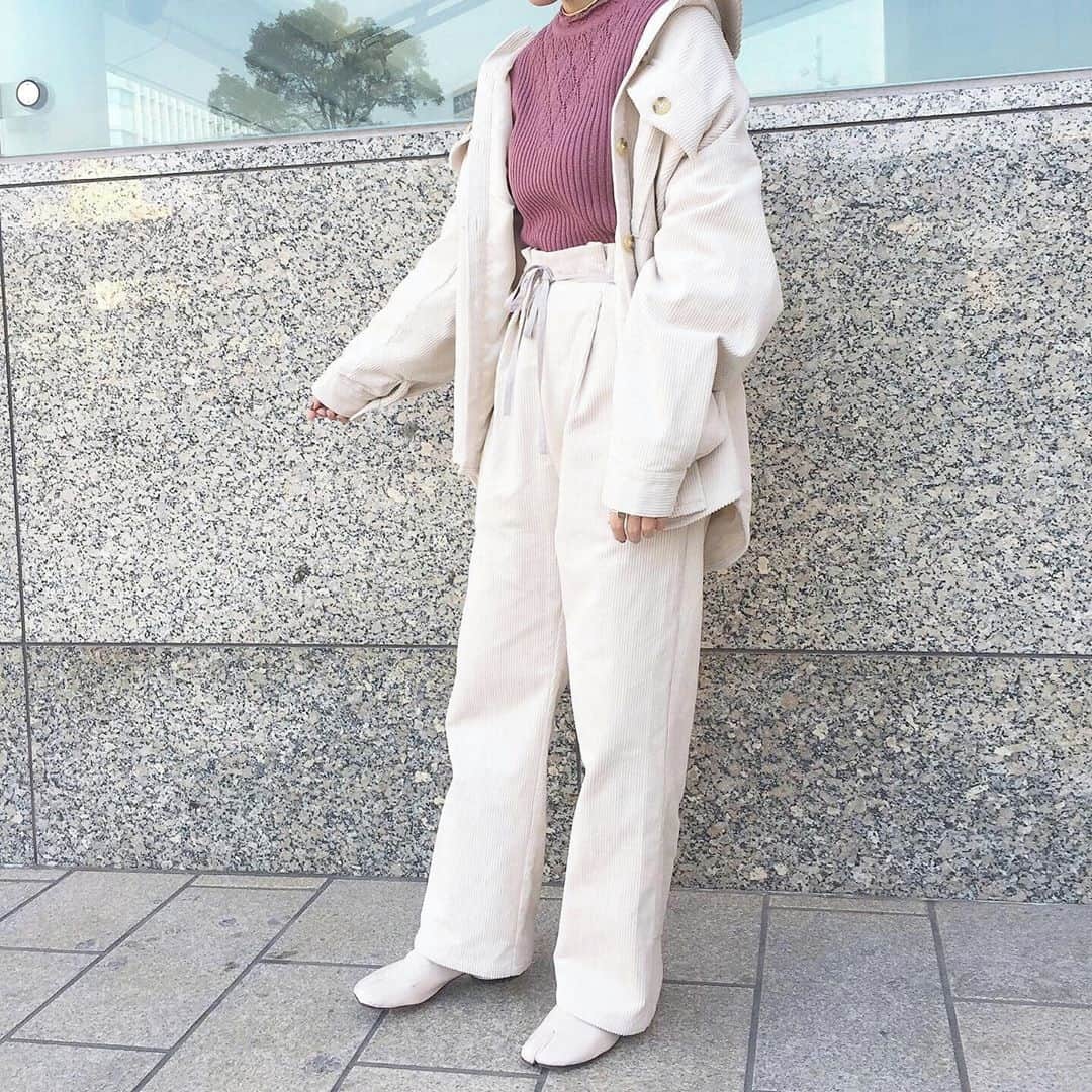 RiLiさんのインスタグラム写真 - (RiLiInstagram)「デート服は【白×ピンクコーデ】で決まりっ💗 ..... デートや特別な日はとびっきりかわいくなりたい💭そんな日は【白×ピンクコーデ】で👸 ピンクのコートには、白のブーツやニットを合わせると🙆🏻♀バッグやマフラーをピンクにして、差し色をするのもかわいいよ😊 やわらかい色味の白×ピンクはかわいい雰囲気になれること間違いなし👼🏻自分にぴったりな白×ピンクコーデを見つけてね🙈 ❣ ❣ ❣ ❣ ❣ サイトやSNSで掲載させていただくお写真募集中😘📸 かわいいコーデやアイテム、注目スポットなどが撮れたら、ハッシュタグ→#rili_tokyo  を付けて投稿❗ ． Special Thanks💋 Photo by @___0peach0 @__marina59 @saakuu1002 @__nimo.__ @shiorin_1101 @uraura_777 @kurumi_36 @naaanase.h @mio_mischmasch @hoshino_maria ． #冬 #冬コーデ #白ピンクコーデ #ホワイトコーデ #くすみピンクコーデ #デートコーデ #ピンクニット #フレアスカート #カラーパンツ  #ブラウンコーデ #ベージュコーデ  #ワントーンコーデ #シンプルコーデ  #カジュアルコーデ #ガーリーコーデ #置き画 #置き画くら部 #今日のコーデ #コーデ #コーディネート #RiLi  #おしゃれさんと繋がりたい #お洒落さんと繋がりたい #ファッション #패션스타그램 #ootd #outfit」1月23日 18時00分 - rili.tokyo