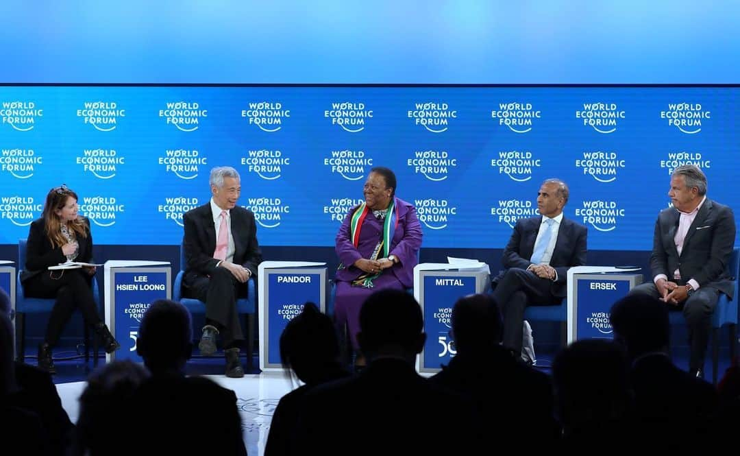 リー・シェンロンさんのインスタグラム写真 - (リー・シェンロンInstagram)「Sat down for two dialogues at #wef20 yesterday.  In the first session, moderated by @worldeconomicforum President Børge Brende, I spoke about the challenges on navigating a way forward in the midst of US-China tensions.  The second session was a panel discussion around the theme “Leading a New Multilateralism”. Heard from fellow panelists on how other countries like Africa and India are dealing with global uncertainty, both economic and environmental.  You can watch the first dialogue on the PMO YouTube channel (click on the link in my profile). – LHL (MCI Photos by Fyrol)」1月23日 18時02分 - leehsienloong