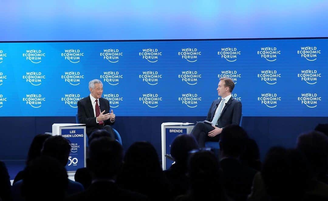 リー・シェンロンさんのインスタグラム写真 - (リー・シェンロンInstagram)「Sat down for two dialogues at #wef20 yesterday.  In the first session, moderated by @worldeconomicforum President Børge Brende, I spoke about the challenges on navigating a way forward in the midst of US-China tensions.  The second session was a panel discussion around the theme “Leading a New Multilateralism”. Heard from fellow panelists on how other countries like Africa and India are dealing with global uncertainty, both economic and environmental.  You can watch the first dialogue on the PMO YouTube channel (click on the link in my profile). – LHL (MCI Photos by Fyrol)」1月23日 18時02分 - leehsienloong