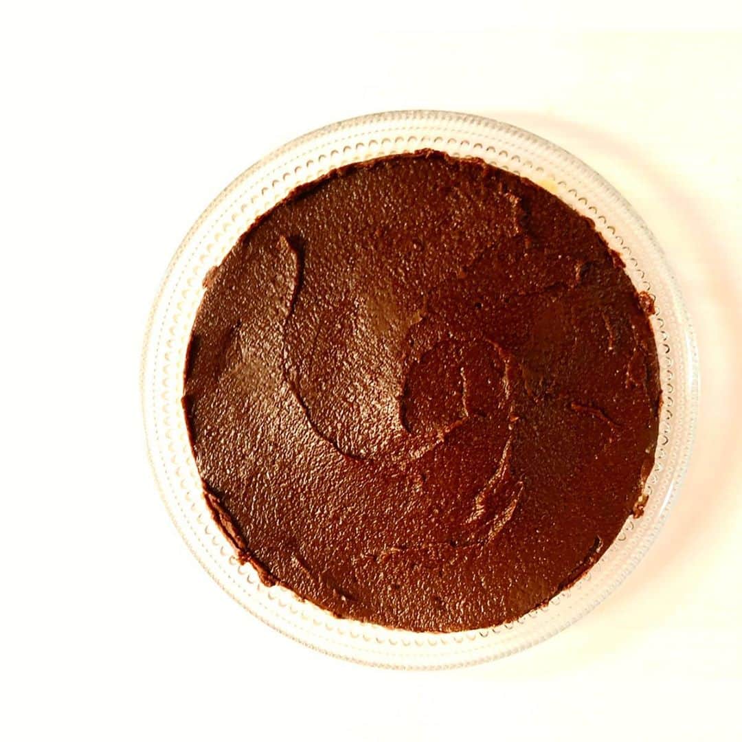 神室舞衣のインスタグラム：「ローチョコケーキ♡ カシューナッツで#ローケーキ　初めて作ってみました。 甘い物は食べたい。 だけど太りたくない我慢しなくてもいい、とくかく身体も喜ぶギルトフリーなスイーツを求めて初挑戦。 ギルトフリーは食べても罪悪感がないって意味ですって 老化の原因にもなる糖化も気になるからね🤣 ロースイーツのローはRaw(生)で小麦、白糖、卵、生クリームを使わず加熱しないで冷やして固めるの。美容にも健康にも良いなんて素晴らしいと思いませんか。 メープルシロップやココナッツオイルを入れて程よい甘さでとっても美味しい❣️色々な方のレシピで研究しよう #ロースイーツ #ローフード  #ギルトフリー　 #グルテンフリー  #ガゼインフリー　 #糖質制限 #アンチエイジング #美肌レシピ  #健康ごはん」