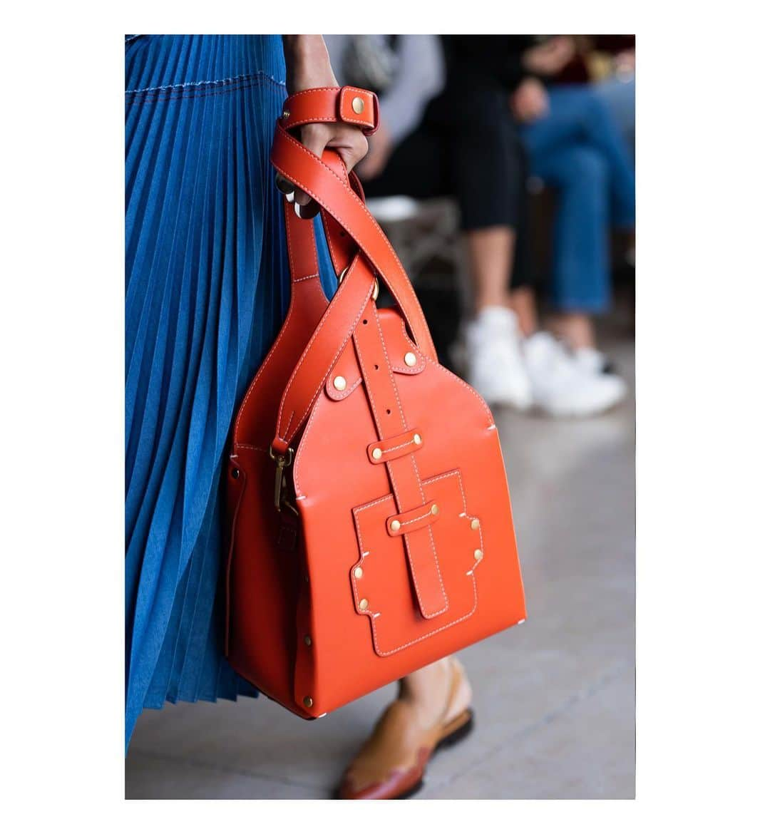 セドリック シャルリエのインスタグラム：「Orange leather bag from our latest Spring/summer 2020 show #ss20 #show #cedriccharlier」