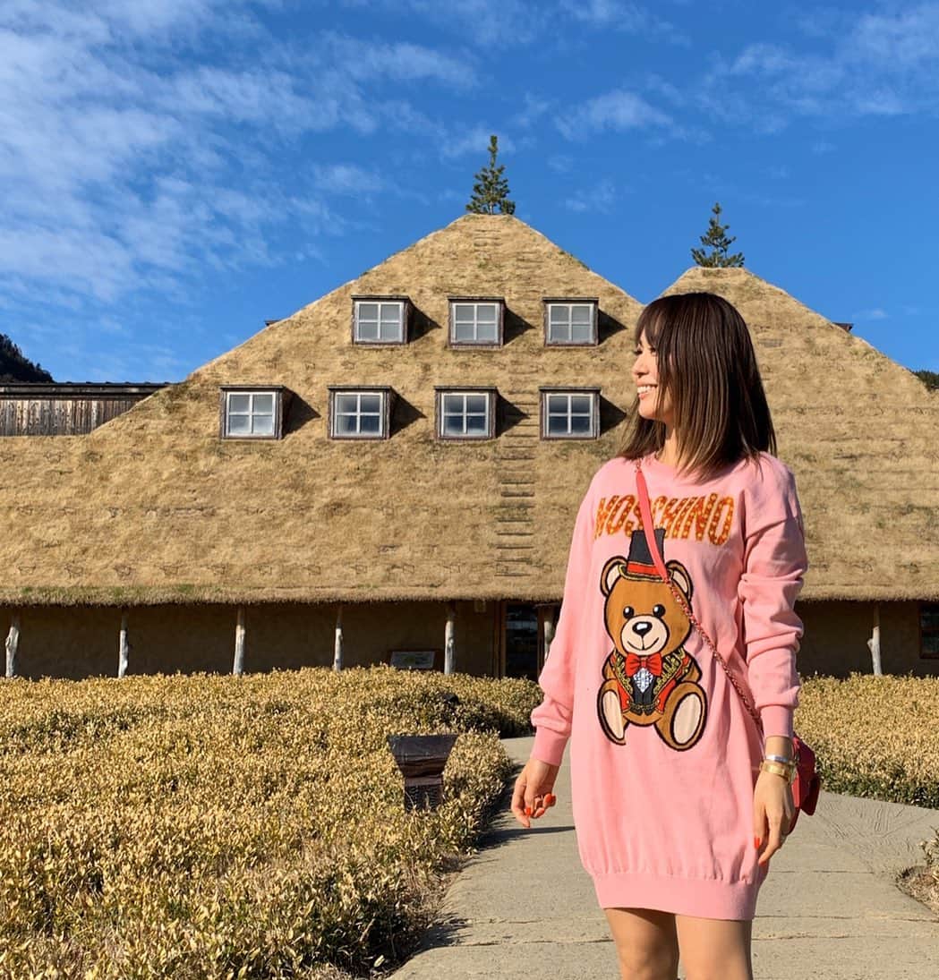 のインスタグラム：「こんばんは♡ おつかれさま♡ ・ 冬のラコリーナははじめて🌲 ・ 生ドラ焼き美味しかった💕 ・ ・  knit #MOSCHINO ・ ・ #滋賀#滋賀ランチ#滋賀カフェ#ラコリーナ#景色#近江八幡#クラブハリエ#バームクーヘン#生ドラ#風景#青空#ig_japan #ig_skylovers #景色好きな人と繋がりたい #オシャレさんと繋がりたい」