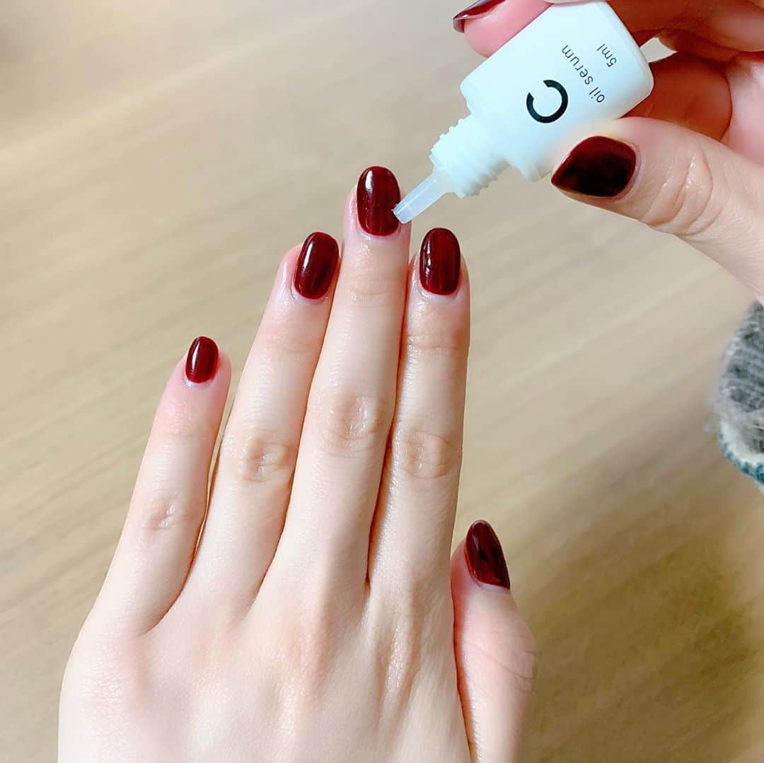 紗綾さんのインスタグラム写真 - (紗綾Instagram)「#newnail 💅🏼 @nail_salon_em  #ボルドーネイル 🥰 みどりさんいつもありがとうございます♥️ 手や爪って意外と人に見られてるから、ケアに悩んでいたら、みどりさんにこのネイルオイルを教えていただきました✨ 使っていると爪が強くなってきたし、肌のケアにも使える優れもの！浸透力が抜群でとっても万能なんです💓 手のアンチエイジングケアにもいいみたい。 男性でも手が綺麗な人は素敵だと思いますよ🥰 皆さんも、手をいたわる習慣持ってますか？ #nail #ネイル #ハンドネイル #ワンカラーネイル」1月23日 18時13分 - saaya_official_