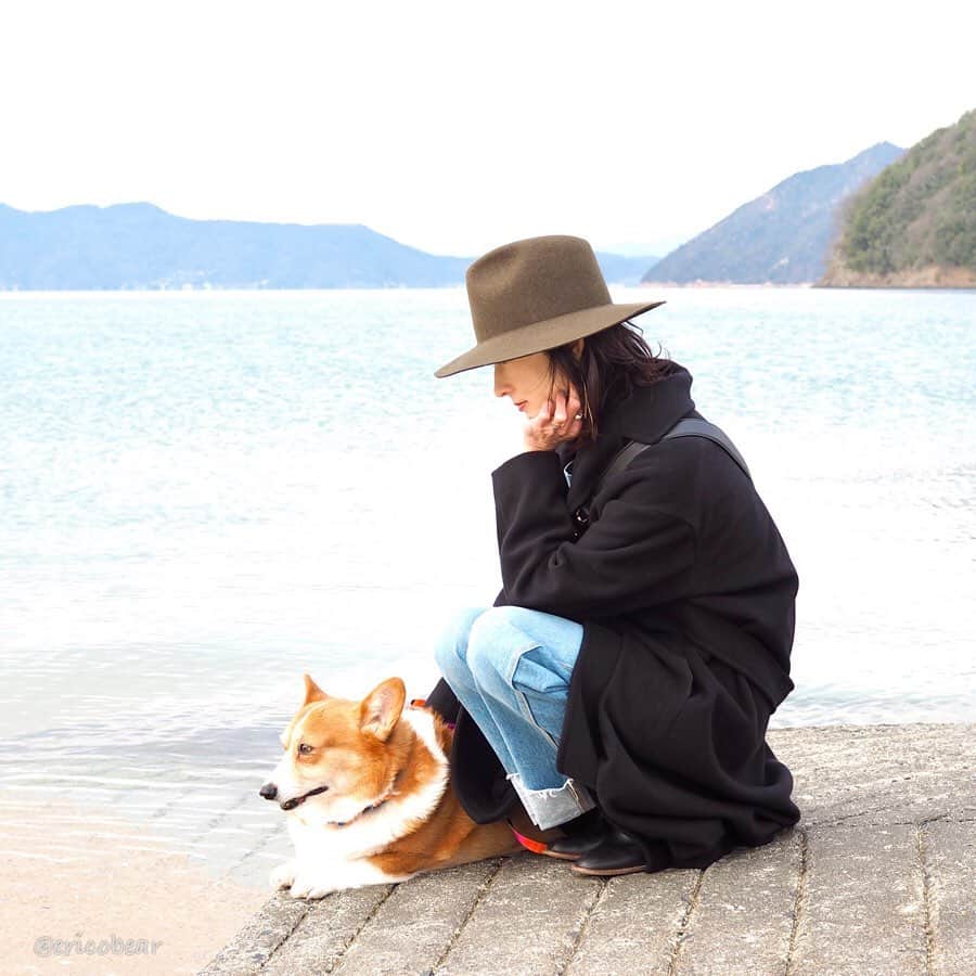 ericoのインスタグラム：「✩ ✩ のんびり海を眺めているように見えて 隙あらば海に入ろうとする力丸と それを阻止しようとする母の攻防戦な件 ✩ #入水初めを阻止された男 #でも濡れたけど（笑） #伯方の塩工場にも行ったよ #塩ソフトクリーム美味しすぎる #寒くても2個食べれる（笑） #冷たくて甘いものが好きすぎる ✩ Even if we were to go to the ocean, it's cold and I  couldn't be forgiven get in the water.😹😹 ✩ #それいけ力丸くん #コーギー  #犬のいる暮らし#pembrokewelshcorgi  #corgistagram #barked #dogsofinstagram #buzzfeed #corgisofinstagram  #dailyfluff #9gag #weeklyfluff #dogstagram」