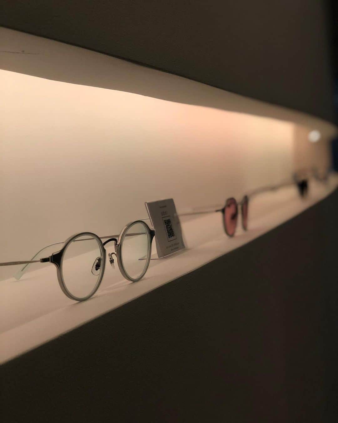 和田正人さんのインスタグラム写真 - (和田正人Instagram)「愛用メガネの調整に原宿の #resee へ。店主でありグラスフィッターの #森一生 氏のお客さんへのメガネ選びは秀逸。自分では選ばないデザインなのに、自分にしか似合わないようなメガネを見つけてくれる。全くもってスケベな男だぜ。@resee.official」1月23日 18時06分 - daaaaaawaaaaaa