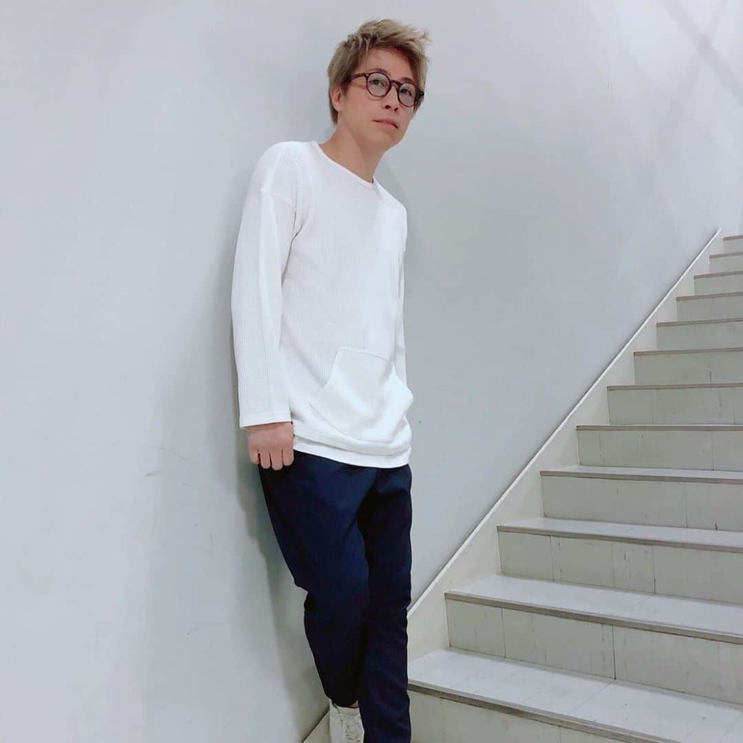 田村淳のインスタグラム：「前にポッケ付きの サーマルシャツ作ったよ^_^ 40歳を超えたあたりから 衣類に関しての考え方が ガラリと変わった… シンプルなモノで毎日同じモノを 制服のように着たい。 衣類に関しては選ぶという作業を 極力減らしたい！ と言う思いで作りました。  三色展開…グレー、黒、白」