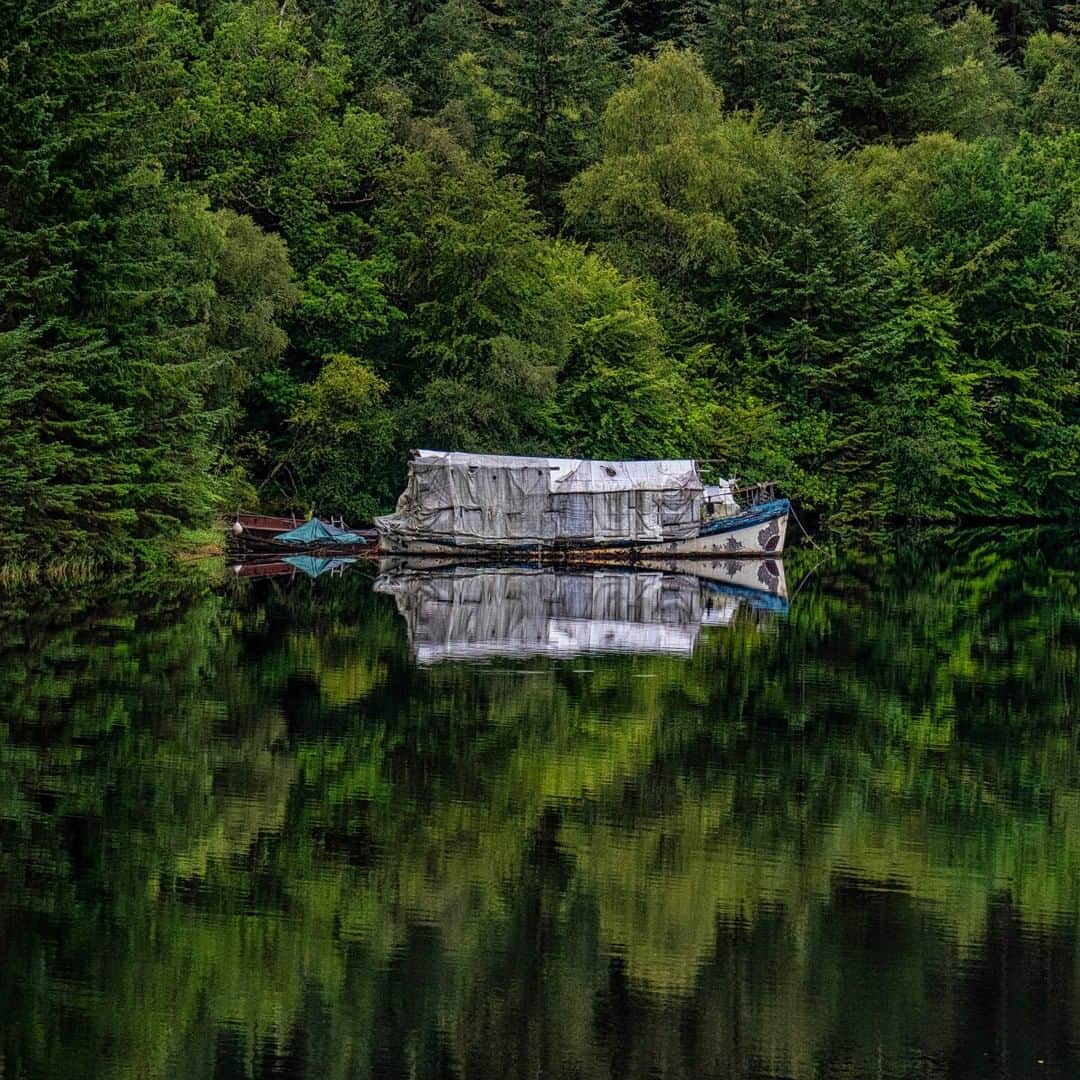 National Geographic Travelさんのインスタグラム写真 - (National Geographic TravelInstagram)「Photo by @JimRichardsonNG | Loch Oich always seems a bit more mysterious than its neighbors on either side, Loch Ness and Loch Lochy. Perfect for a ramshackle boat tucked into a cove, no one seen, never moved. Not far away is the Well of the Seven Heads, a fine monument to the murderous revenge visited upon these shores in 1663 by Bald Iain (washed seven severed heads in the loch, he did). Pretty place.  Follow me @JimRichardsonNG for more Scotland. #scotland」1月23日 18時08分 - natgeotravel