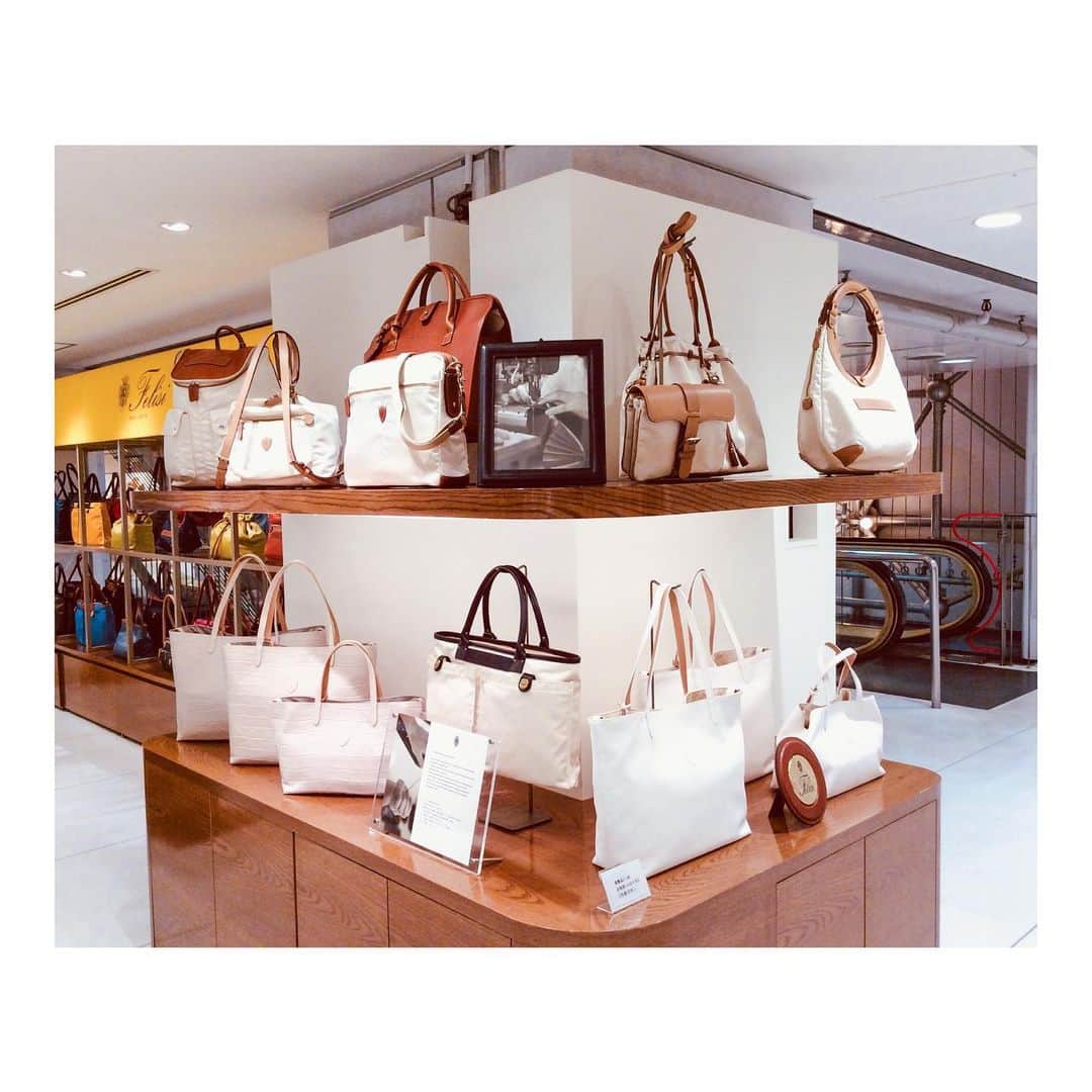 Felisi Japan 〔フェリージ〕さんのインスタグラム写真 - (Felisi Japan 〔フェリージ〕Instagram)「【フェリージ 熊本鶴屋店】 . ただいま熊本鶴屋店では、限定カラーのアイテムが多数入荷しております。 店頭でしか見られない特別感ある商品をぜひ見にお立ち寄りくださいませ。 ご来店お待ちしております。 . . . #felisi #bag #totebag #shoulderbag #white #SS20 #フェリージ #熊本鶴屋 #トートバッグ #白バッグ #白コーデ #バッグ #鞄 #熊本鶴屋」1月23日 18時21分 - felisi_japan