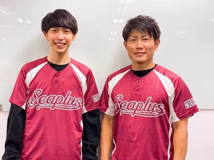 株式会社サイバー・バズのインスタグラム：「⚾部活動の紹介⚾﻿ ﻿ 当社では部署をまたいだコミュニケーションを活性化させるために、﻿ 「部活動」制度を導入しています！😊﻿ なんとこの制度…、活動補助費が支給されるんです💰！﻿ ﻿ 社員の趣味嗜好に合わせて、映画部やバズアート部、アフタヌーンティー部など様々ある中で…﻿ 今日は高村社長も所属している「野球部⚾」をご紹介します🔥﻿ ﻿ 👉スワイプしてね👉﻿ ﻿ 1枚目﻿ バズ野球チーム名「Sea plus（シープラス）」のユニフォームを作りました！🌟﻿ 記念に高村社長とパシャリ📷﻿ ユニフォームのカラーは、バズのコーポレートカラーである赤を採用しています💪﻿ ﻿ 2枚目﻿ オリジナルユニフォームを着て、みんなでバッティングセンターへ！🧢﻿ みんな興味津々で先輩のバッティングフォームをみてますね👀笑！﻿ ﻿ 3枚目﻿ 実は野球部マネージャーの我が採用担当🤣﻿ 大きなグローブの椅子に座り、ご満悦な姿をパシャリ✨﻿ ﻿ 4枚目﻿ 野球部メンバーで食事会！﻿ この日は婚約が決まった社員をケーキでお祝い🎂🌟﻿ ﻿ 他にもプロ野球観戦や、草野球など活発に行っています👏﻿ 個性的な部活がたくさんあるので、次回の部活動レポートもお楽しみに📝﻿ ﻿ ﻿ #サイバーバズ #野球部 #部活動 #バズ部活  #社会人部活 #部活仲間 #部活女子 #新卒採用 #新卒 #先輩社員  #サイバーバズ  #ベンチャー企業 #webマーケティング #インフルエンサー #インフルエンサーマーケティング #渋谷 #東京 #インターン #インターンシップ #新卒採用 #新卒 #就活 #就活がんばれ #就活の息抜き #就活生と繋がりたい #21卒 #21卒就活 #キャリアウーマン #shibuya #tokyo #business」